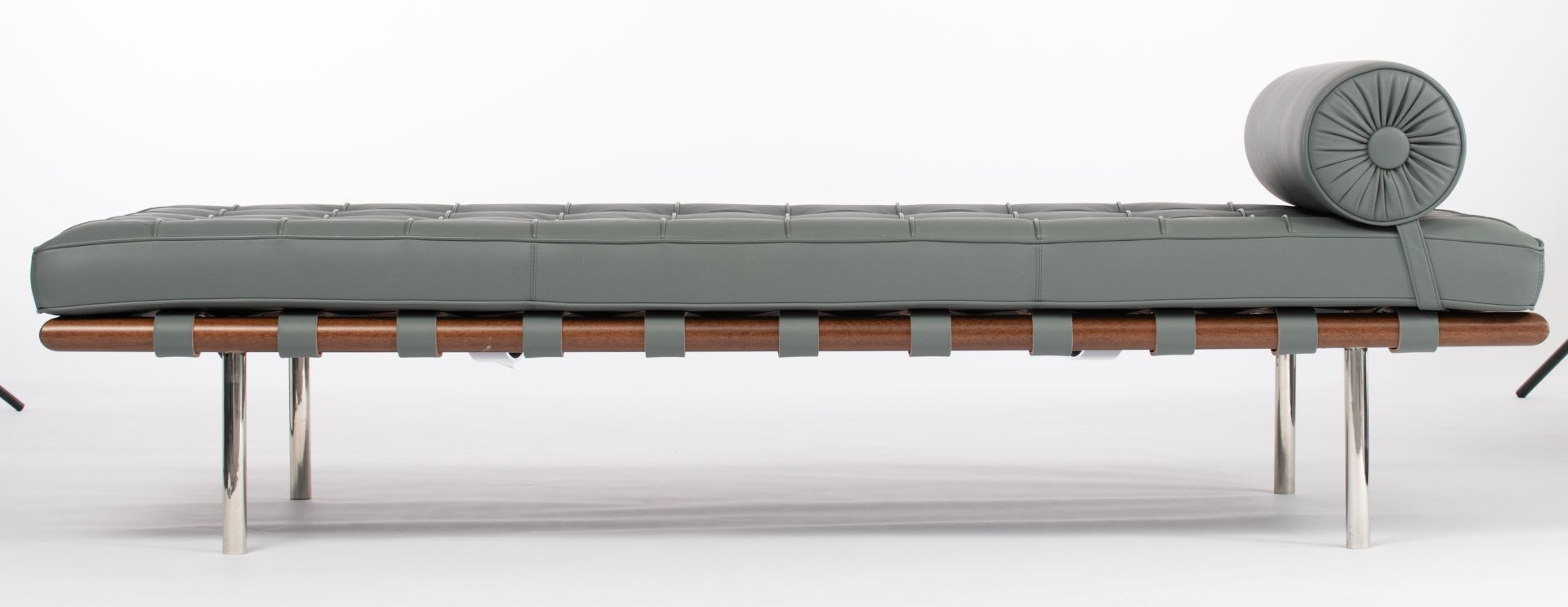 A grey leather upholstered Barcelona daybed, design by Ludwig Mies van der Rohe for Knoll Internatio - Bild 4 aus 10