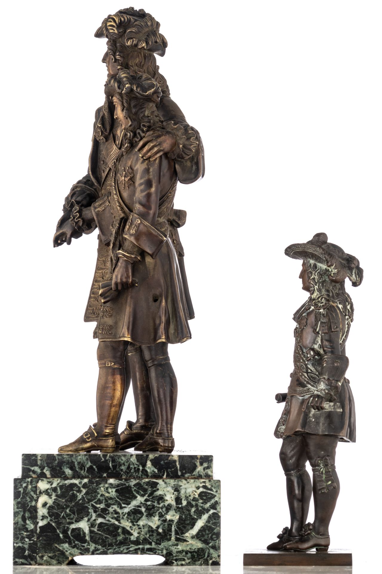 A historicizing patinated bronze sculpture depicting a 17thC fashion dressed nobleman introducing hi - Bild 2 aus 5
