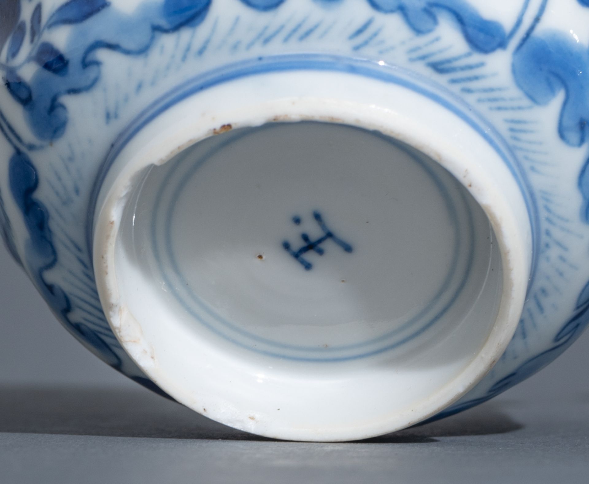 Three Chinese blue and white Kangxi period teacups and saucers, decorated with an underwater jungle; - Bild 23 aus 24