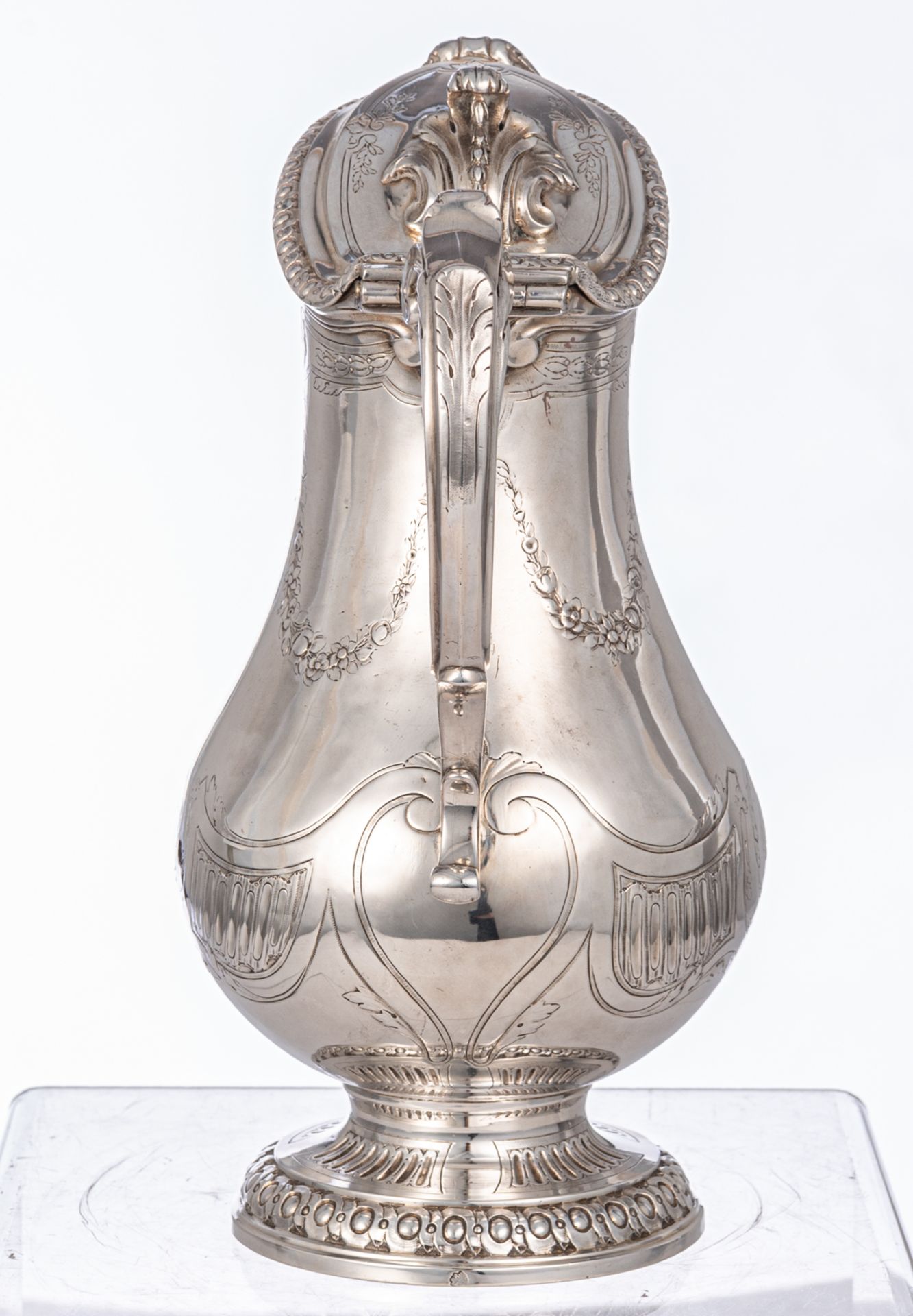 A French second half of the 18thC Neoclassical elegantly worked and engraved silver ewer with cover, - Bild 2 aus 7