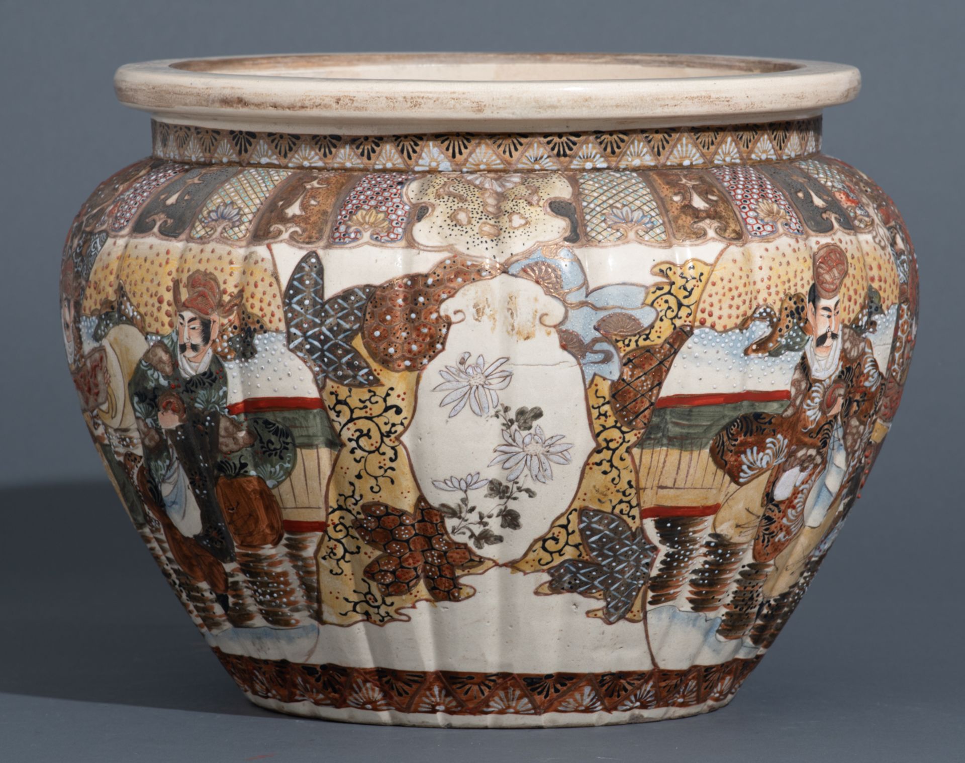 Two Japanese polychrome and gilt decorated satsuma jardinières, the body with figures and flowers, m - Bild 13 aus 15