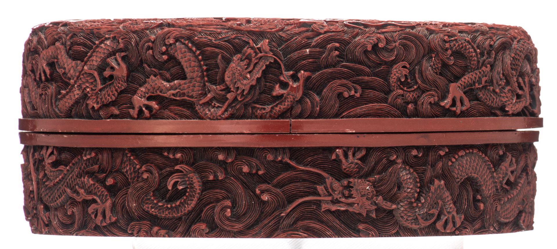 A Chinese style cinnabar red lacquer box and cover, carved with dragons in crashing waves, H 6,5 - ø - Bild 5 aus 8