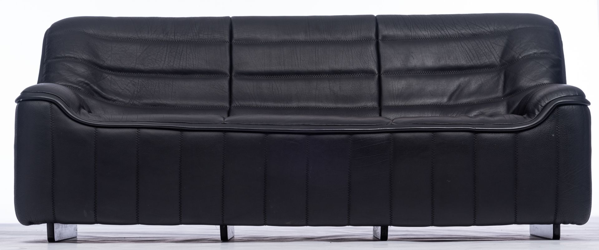 A set of two '70s design black buffalo leather DS84 settees by De Sede, consisting of a two-seater a - Bild 14 aus 21