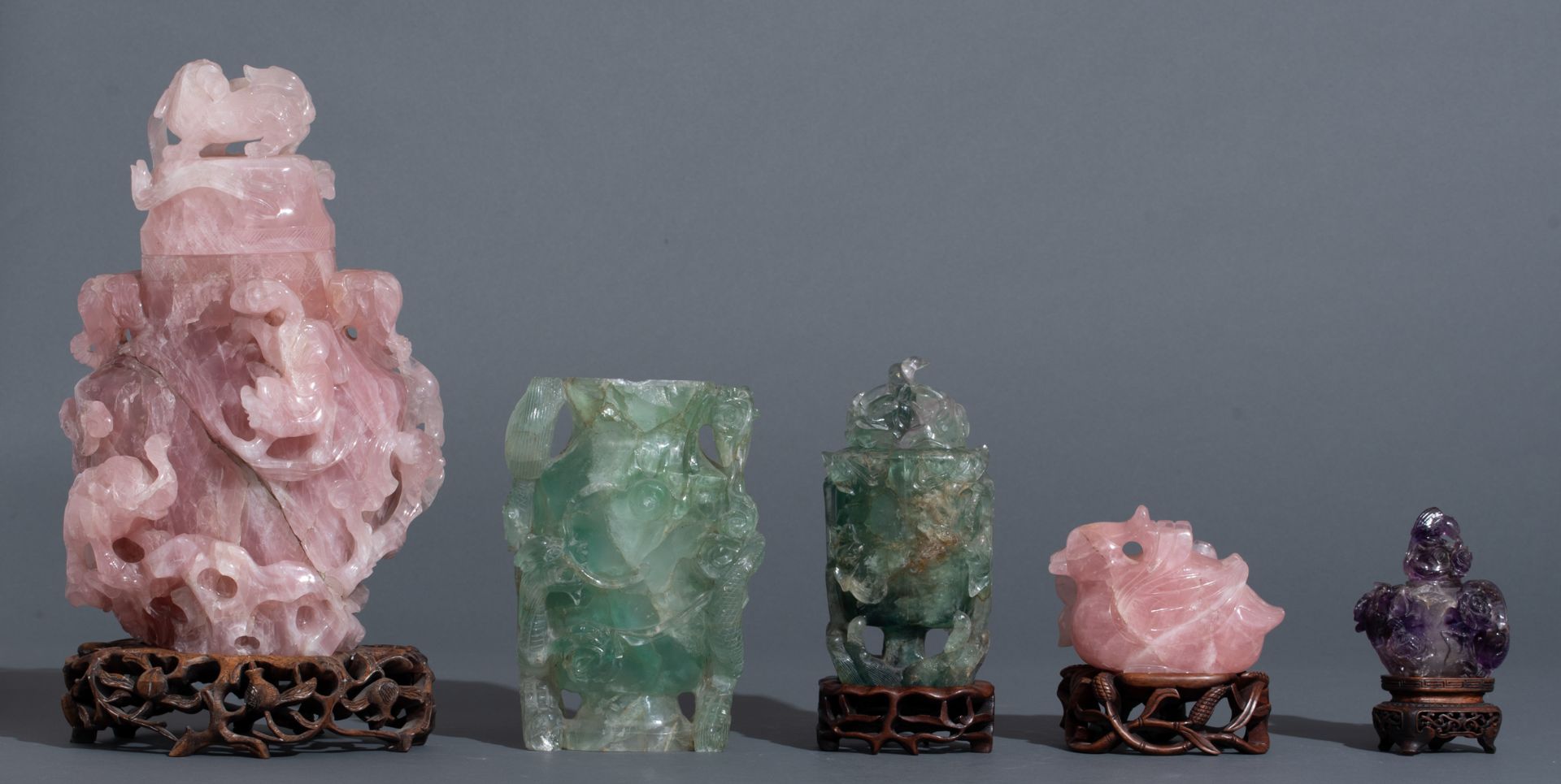 Five Chinese pink quartz, green quartz and purple quartz carved groups, depicting various display it - Bild 4 aus 6