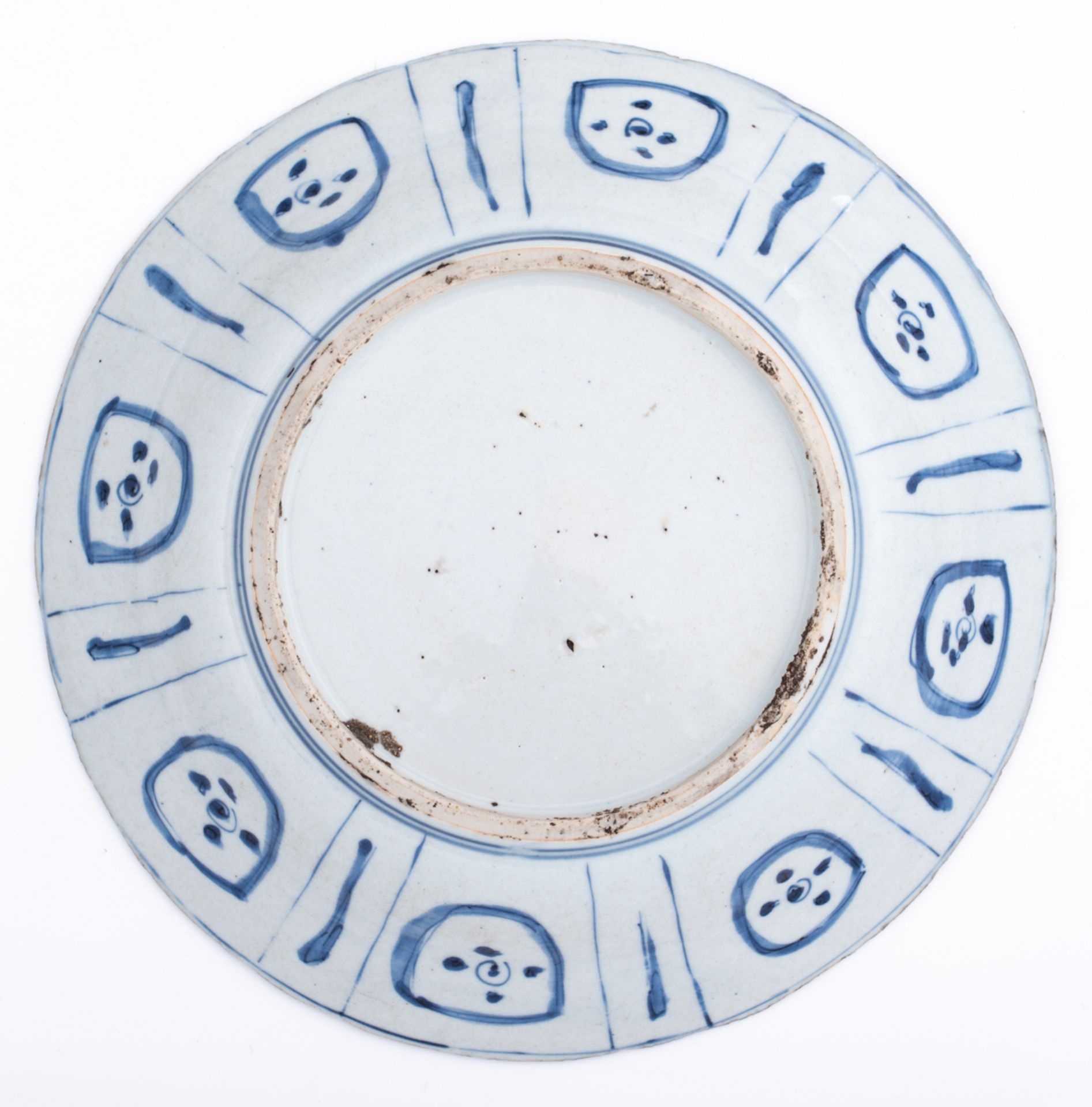 A Chinese Wanli blue and white Kraak porcelain plate, decorated with a pair of birds amidst flower b - Bild 6 aus 6