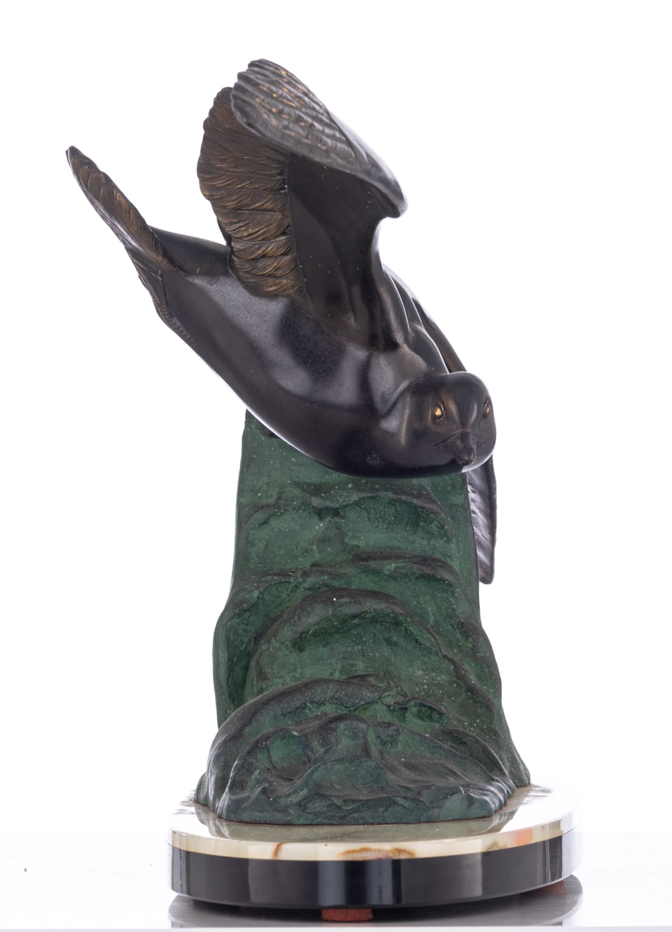 Leducq M, a flying gull, an Art Déco sculpture in patinated zamac on a green onyx and noir Belge mar - Bild 5 aus 7