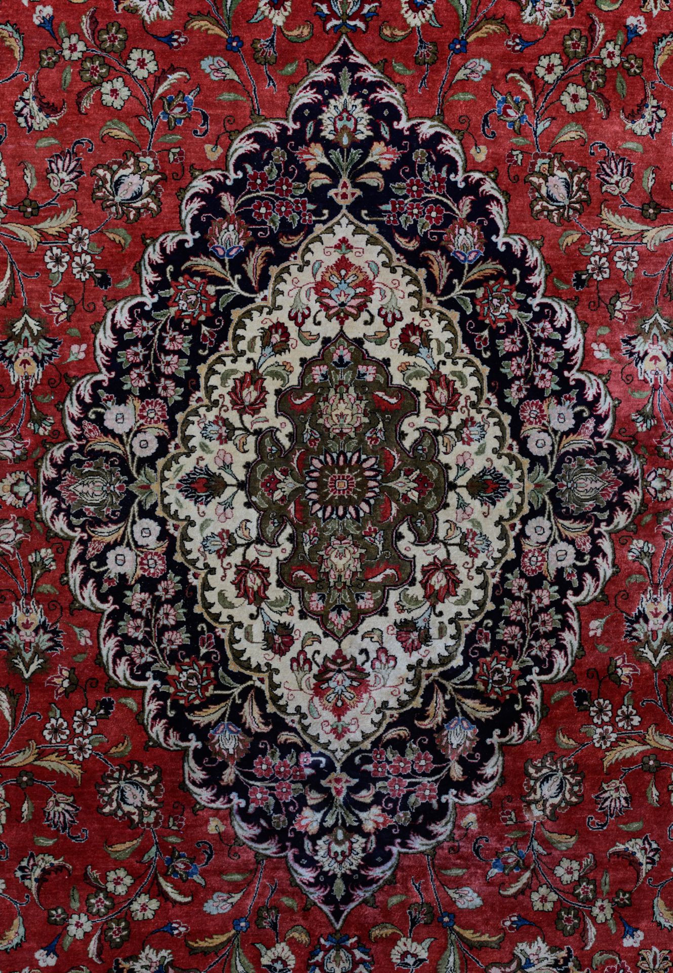An Oriental woollen rug, floral decorated, 253 x 345 cm - Bild 4 aus 5
