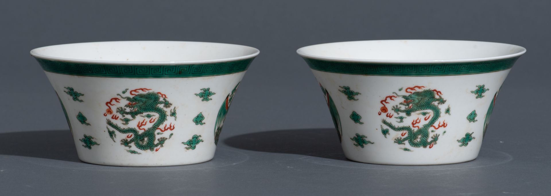 Two Chinese famille verte 'dragon and phoenix' bowls, the inside decorated with a stylised Shou-sign - Bild 3 aus 10