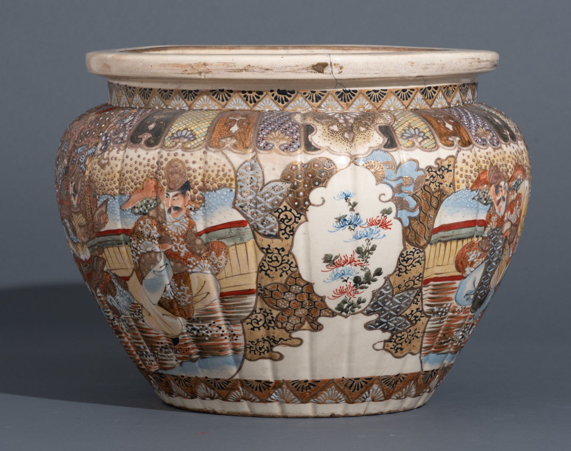 Two Japanese polychrome and gilt decorated satsuma jardinières, the body with figures and flowers, m - Bild 4 aus 15