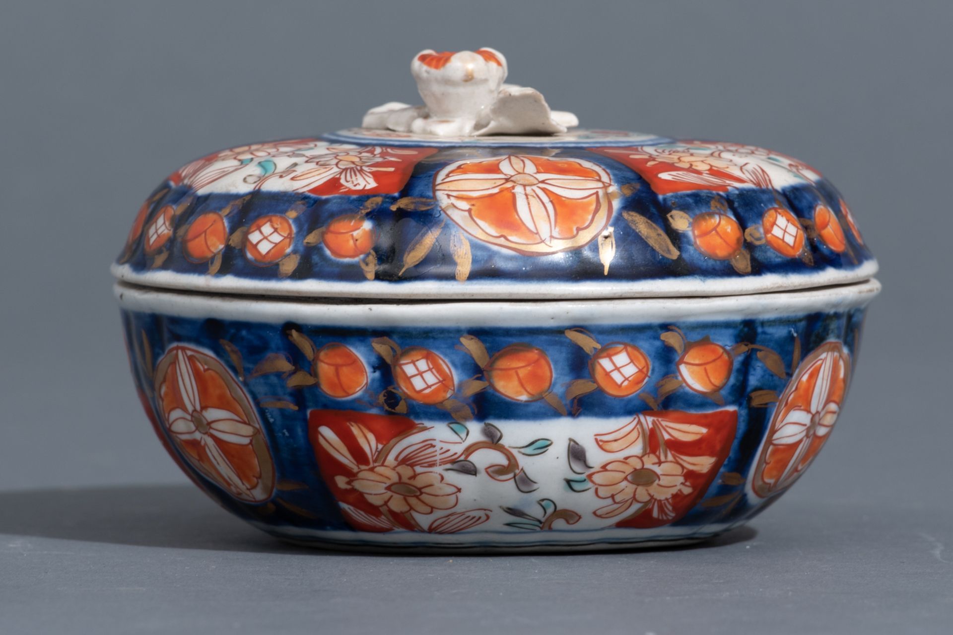 Four Japanese Imari floral decorated lobed dishes; added a ditto charger and a box and cover, 19thC, - Bild 12 aus 17