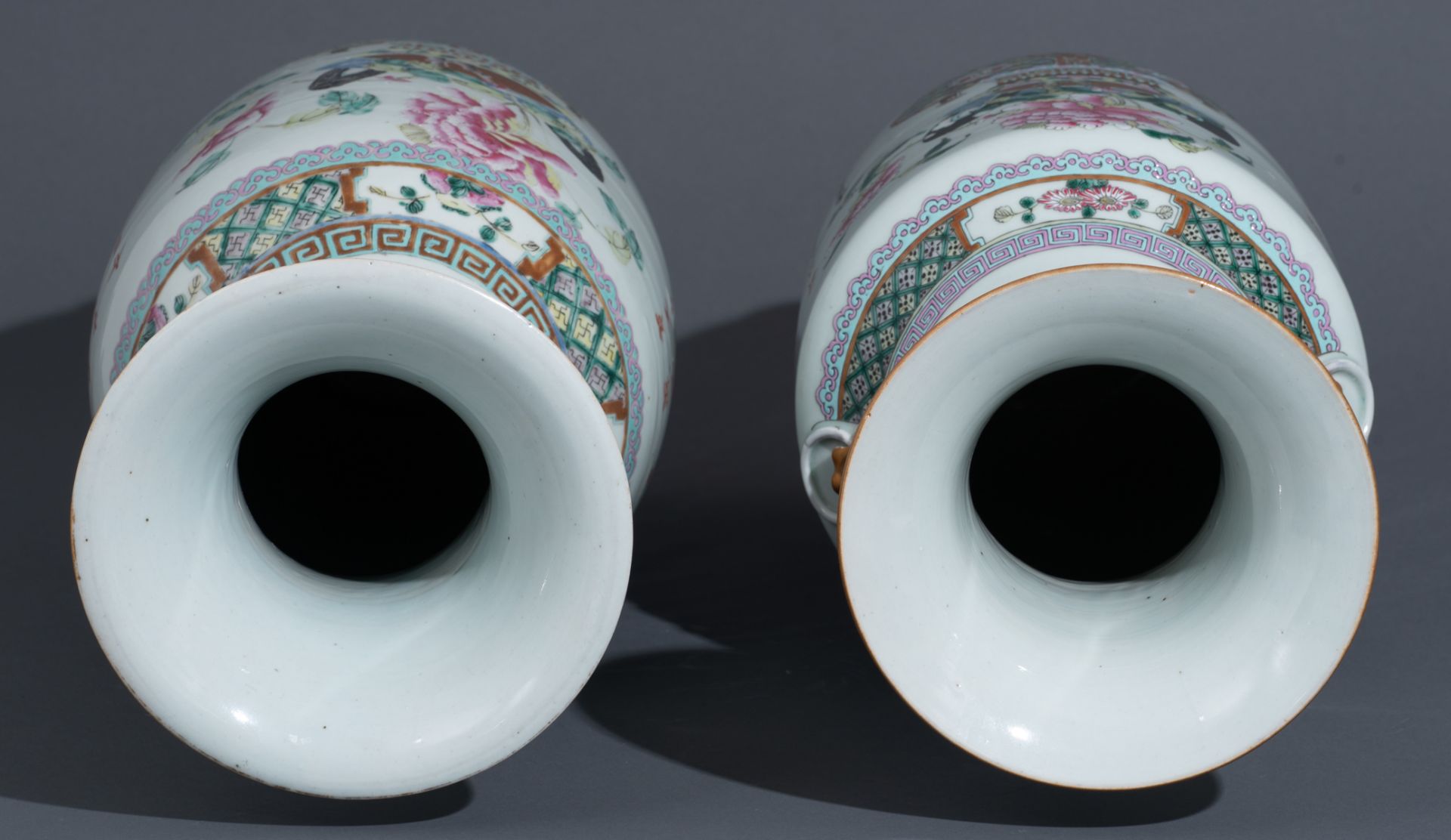 Two Chinese famille rose vases, decorated with flowers, flower baskets and calligraphic texts, H 57, - Bild 7 aus 8