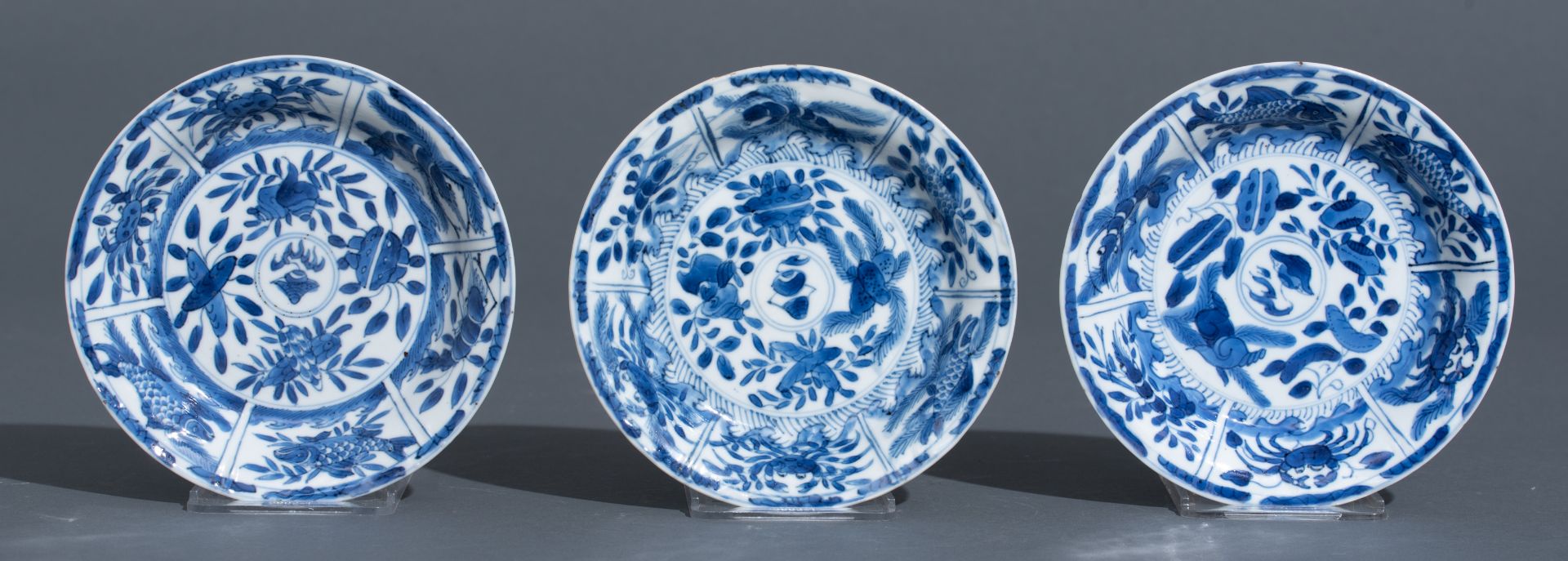 Three Chinese blue and white Kangxi period teacups and saucers, decorated with an underwater jungle; - Bild 14 aus 24