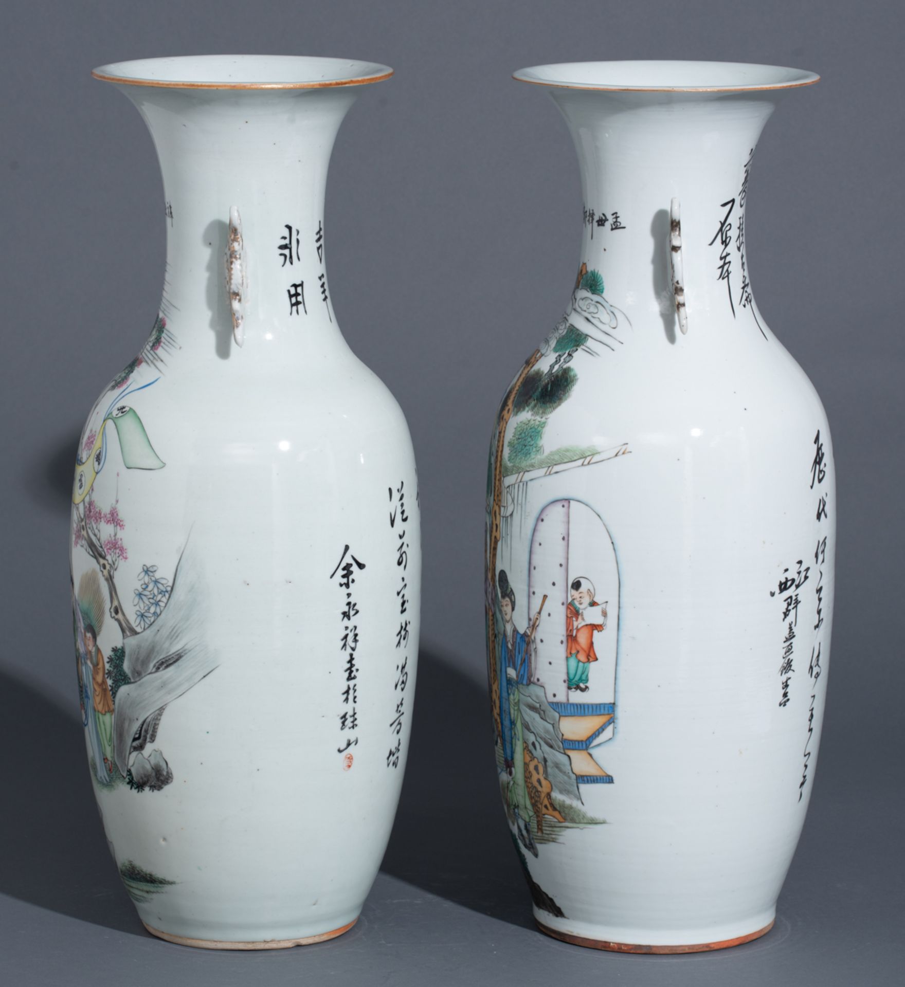 Two Chinese polychrome vases, one vase decorated with the 'qilin bringing the children', the other v - Bild 3 aus 7