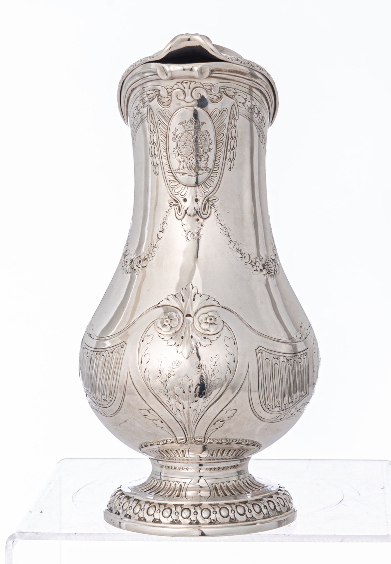 A French second half of the 18thC Neoclassical elegantly worked and engraved silver ewer with cover, - Bild 3 aus 7