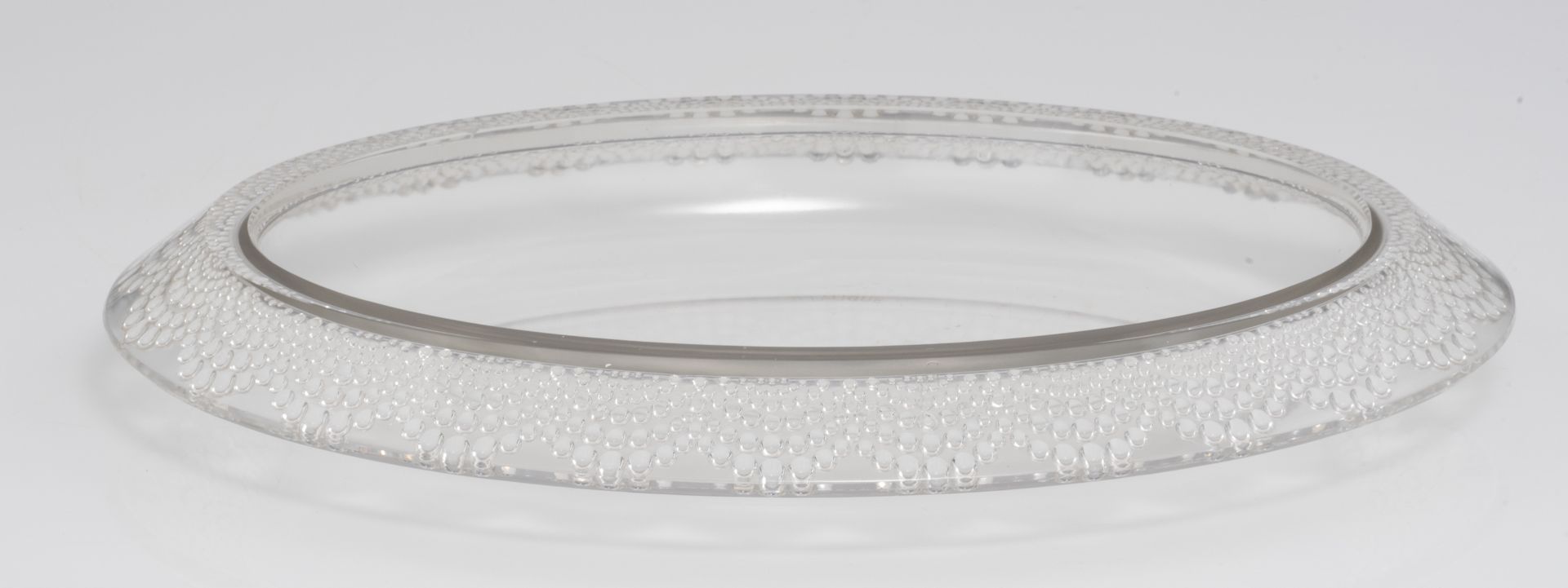 A large crystal platter by Lalique, the folded rim decorated with bubbles, 32 x 42 - H 5,5 cm