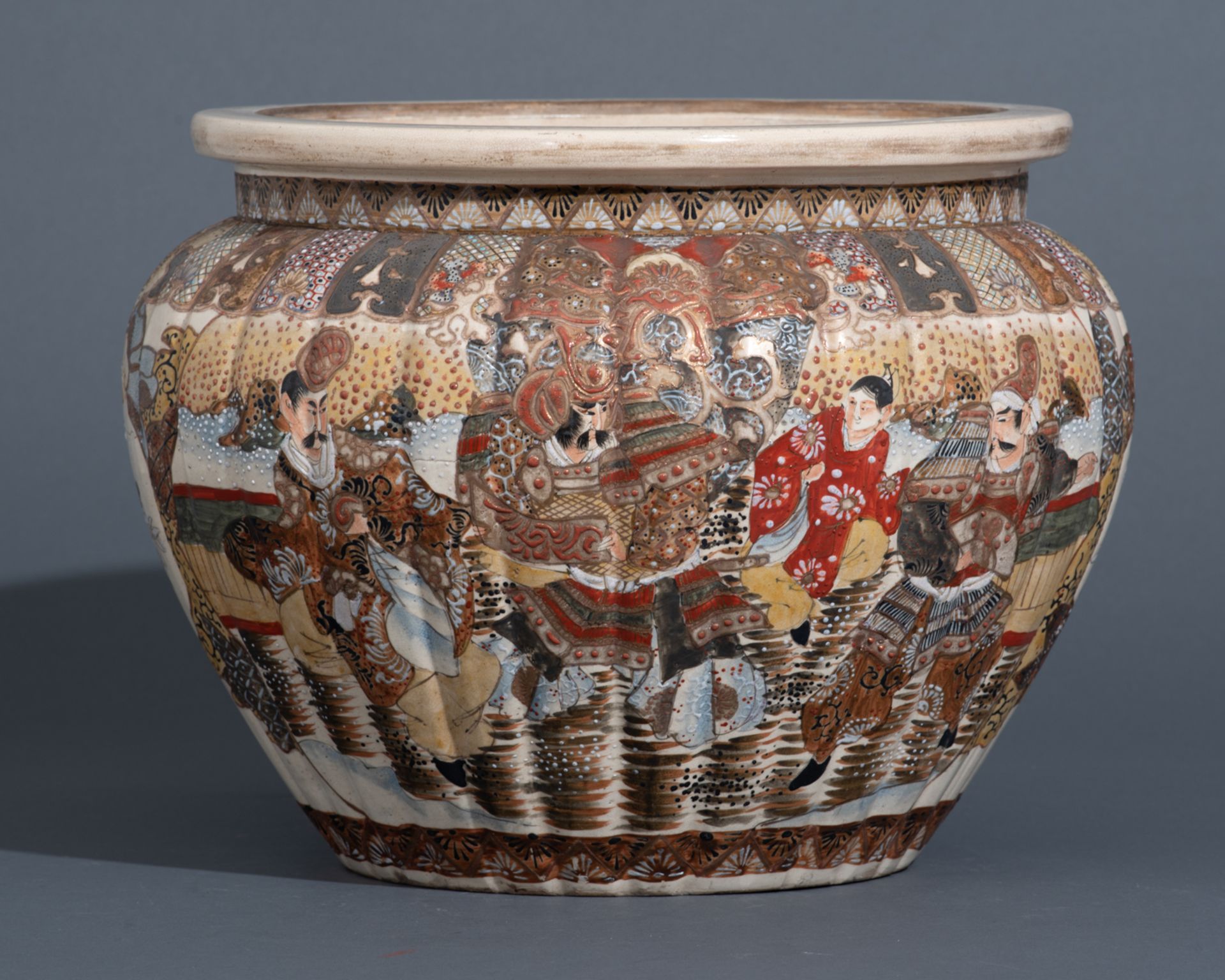 Two Japanese polychrome and gilt decorated satsuma jardinières, the body with figures and flowers, m - Bild 10 aus 15
