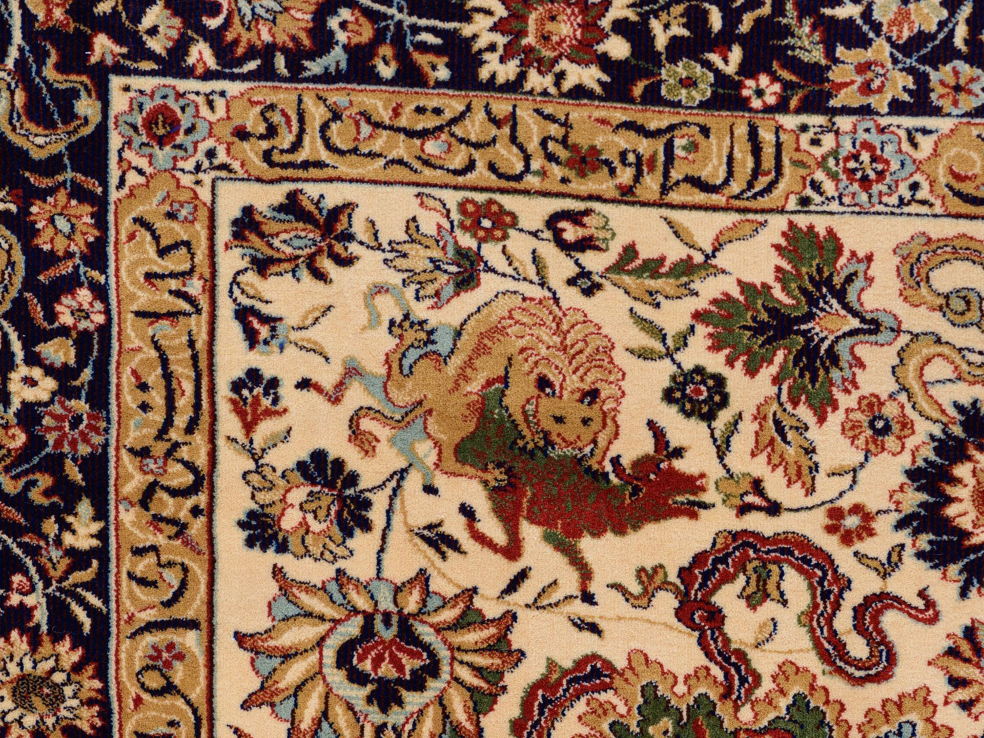 A large Oriental Keshan woolen rug, finely decorated with hunting lions, tigers, leopards and other - Bild 7 aus 8