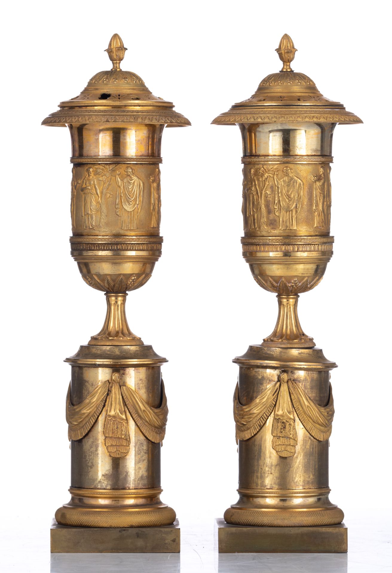 A fine pair of French Restauration ormolu bronze potpourris, decorated with a basso-relievo frieze d - Bild 3 aus 6