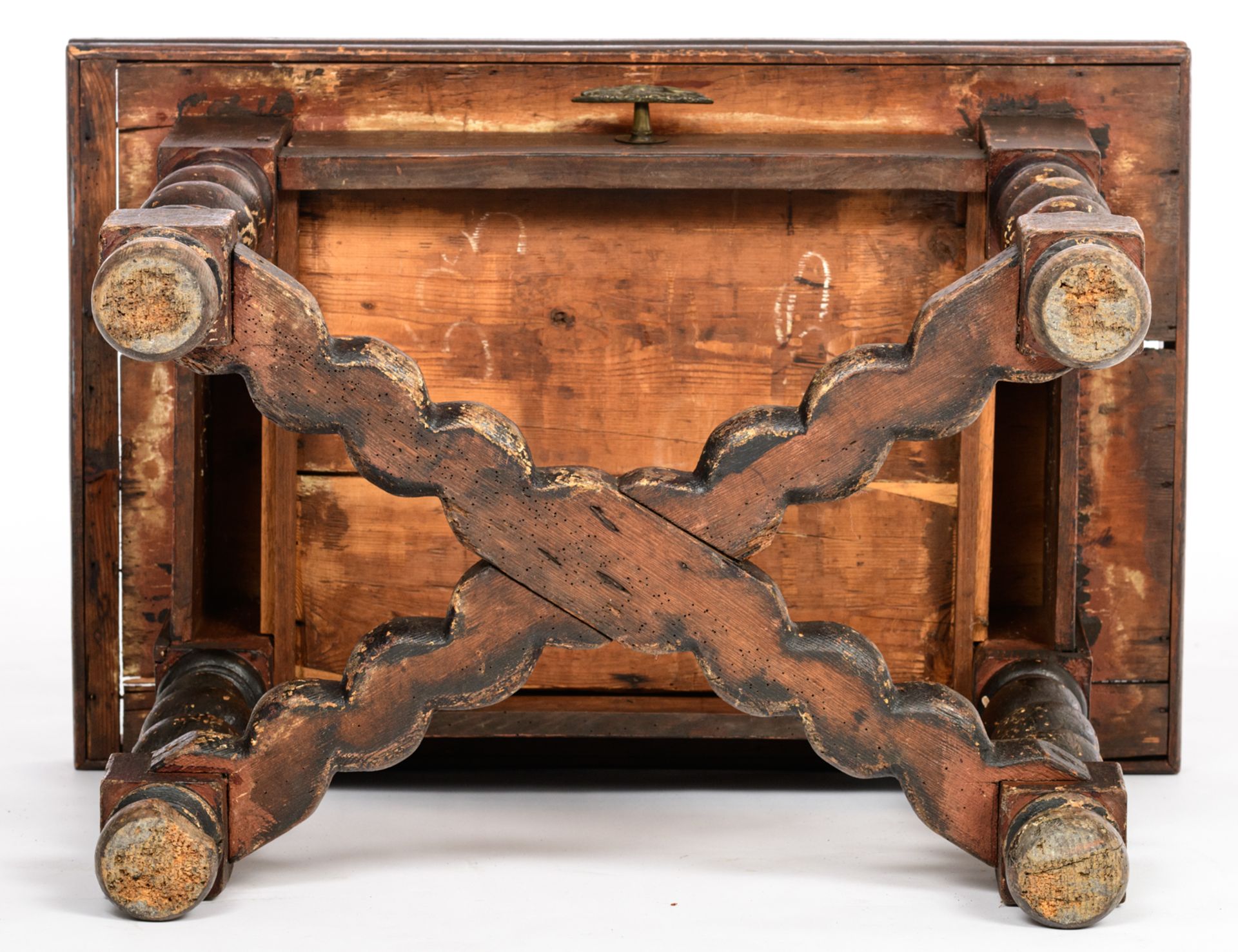 A Southern Europe Baroque style polychrome decorated pine table, with spiral, turned legs, the reser - Bild 8 aus 10