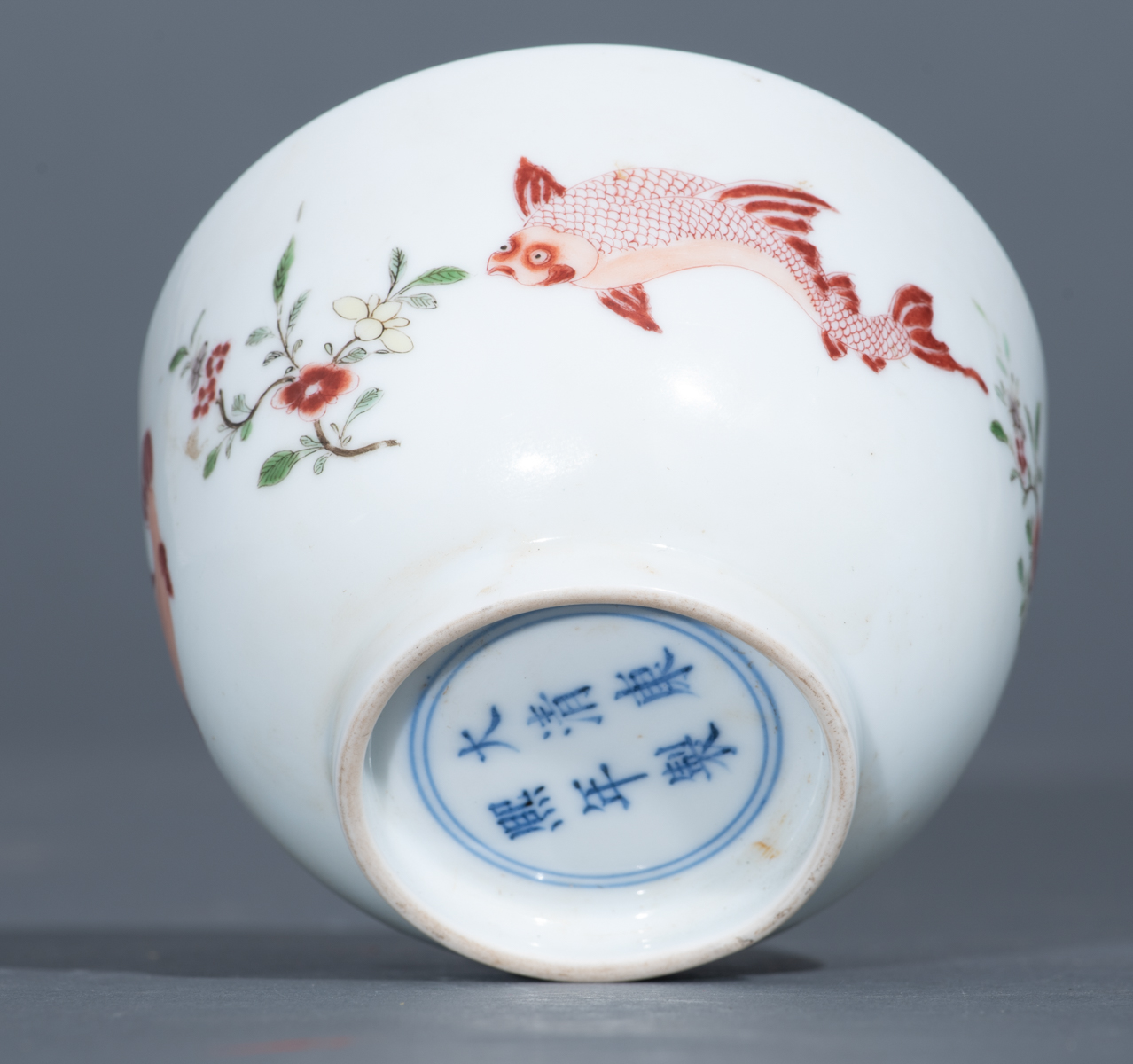 A Chinese famille verte cup, decorated with various fish interchanging with flower bundles in iron-r - Image 8 of 10