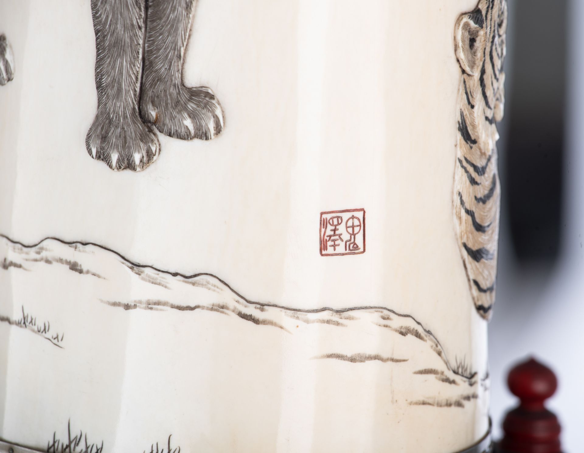 An exquisite Japanese ivory mid-Meiji period vase and cover, the vase itself decorated with a basso- - Bild 9 aus 11