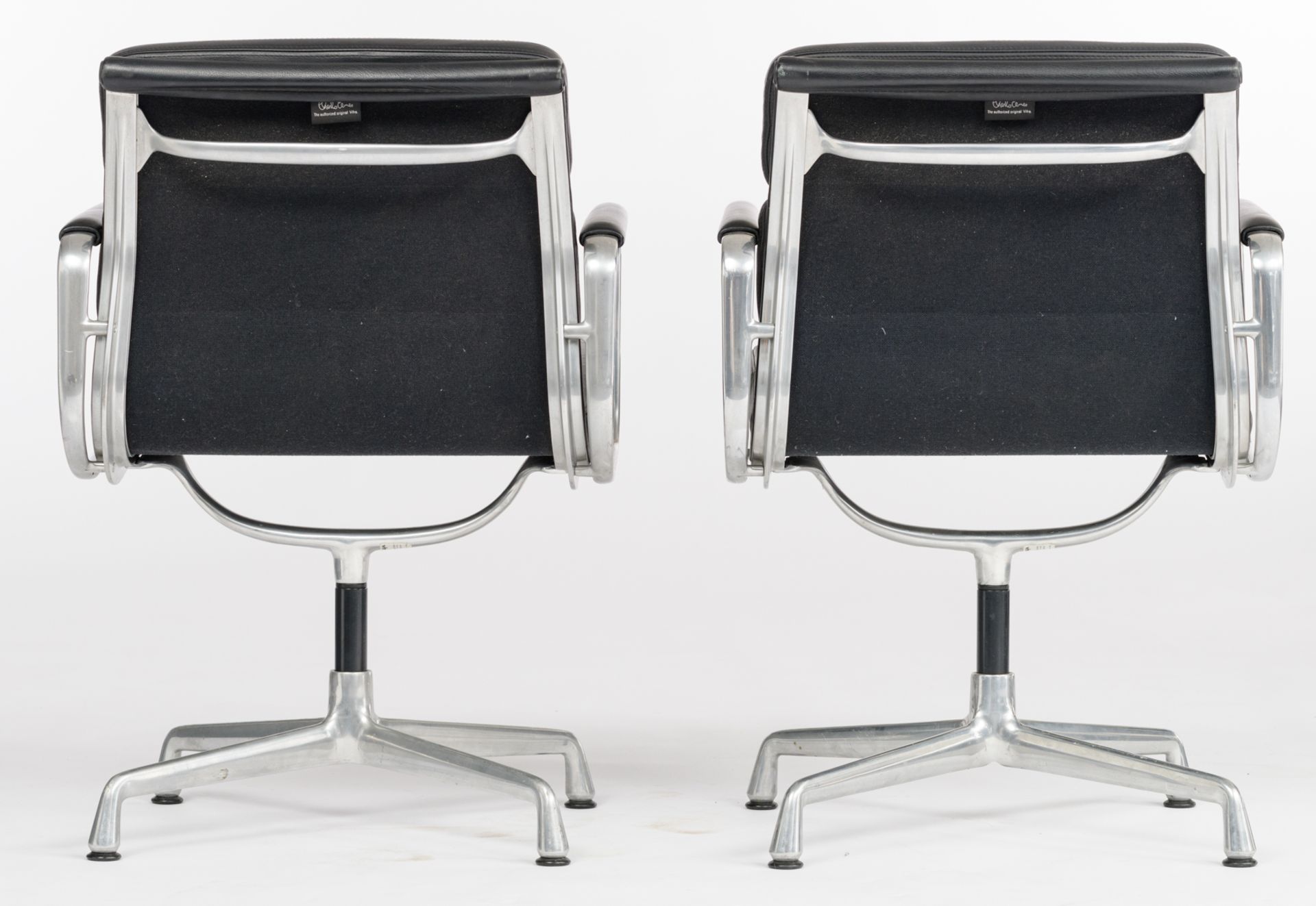 A set of four polished aluminium and black leather upholstered EA208 soft pad chairs, design by Char - Bild 15 aus 22