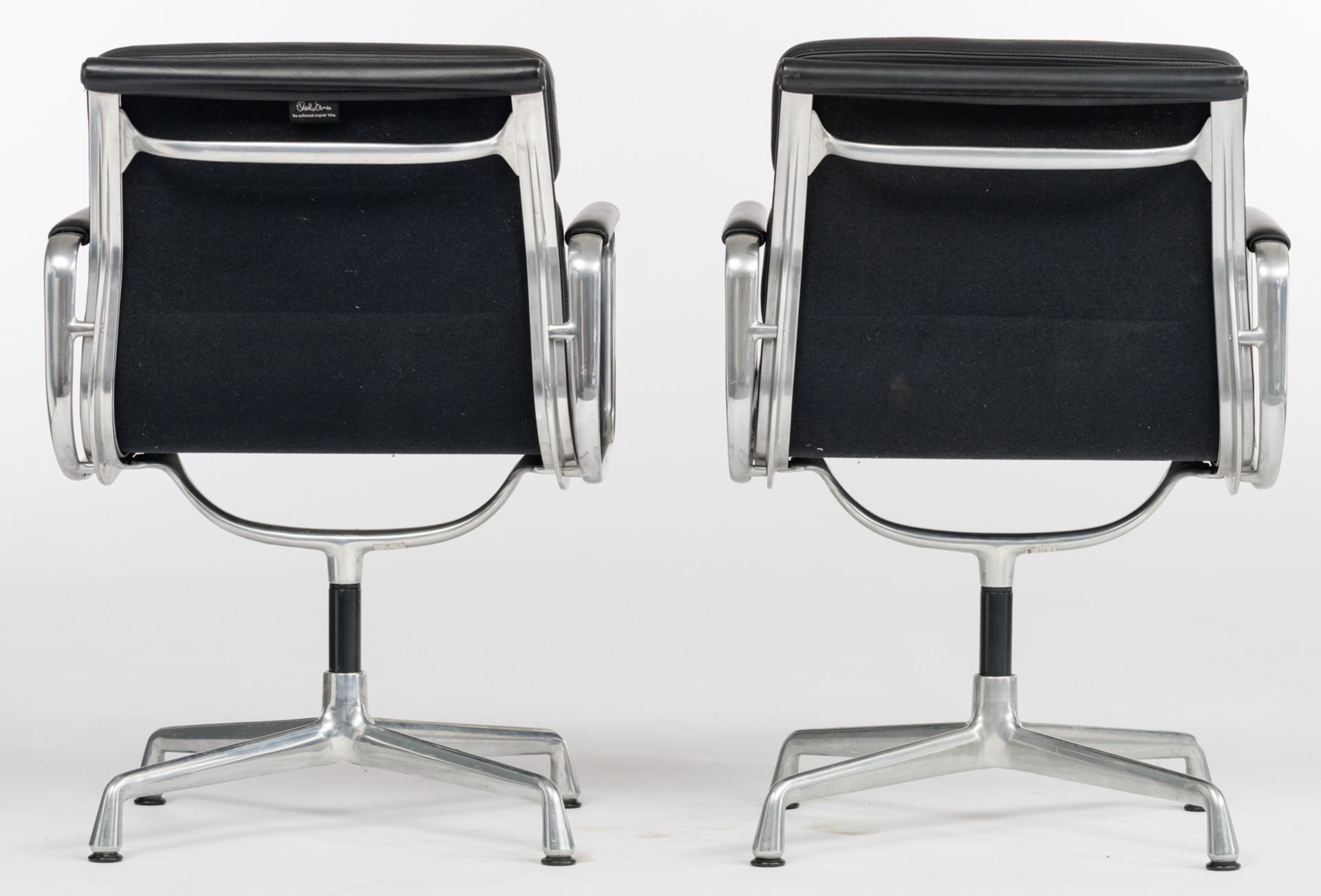 A set of four polished aluminium and black leather upholstered EA208 soft pad chairs, design by Char - Bild 4 aus 22