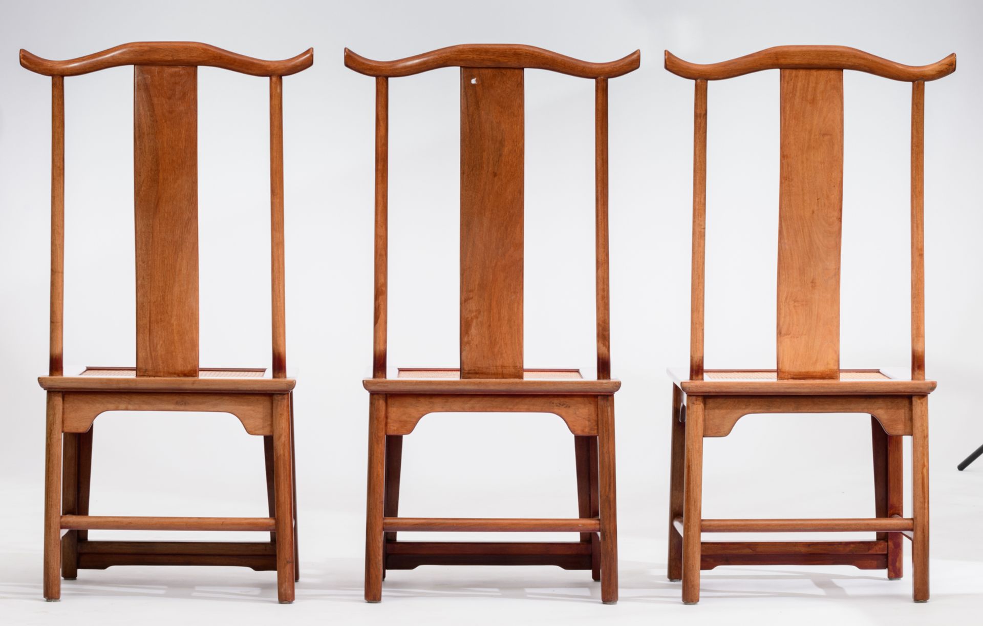 A large Chinese mahogany extendable dining table, with a set of six chairs, H 76 - W 209 - D 109 cm - Bild 12 aus 25