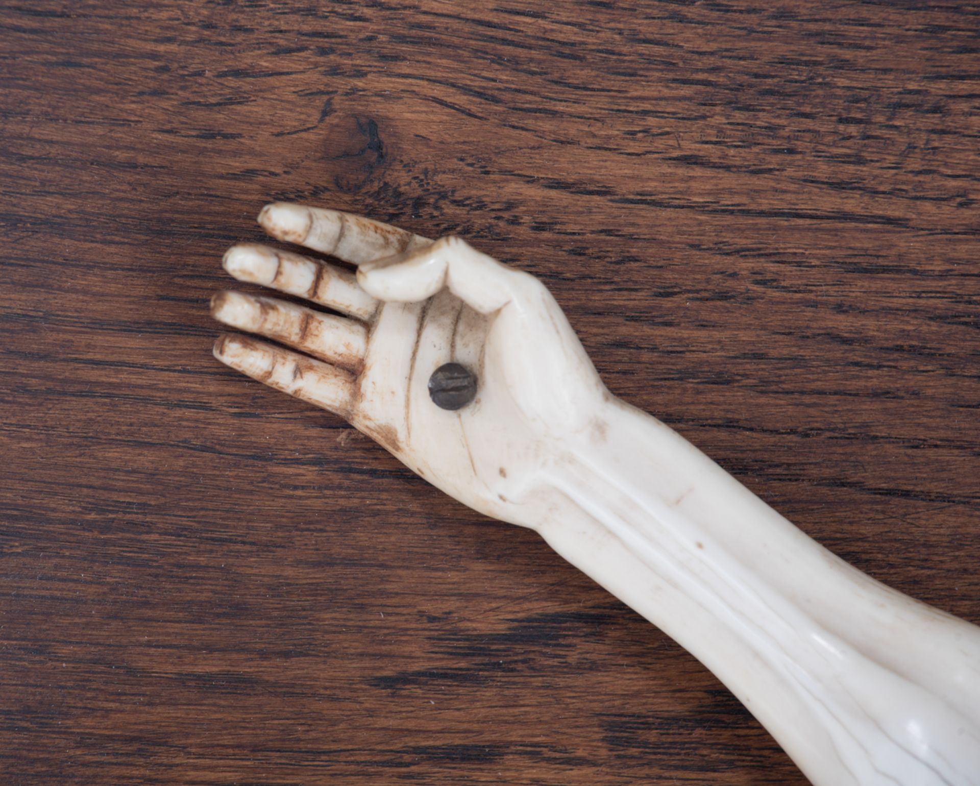 An imposing and fine sculpted ivory Corpus Christi on an oak crucifix, in the 17thC manner, 38 x 49 - Bild 5 aus 6