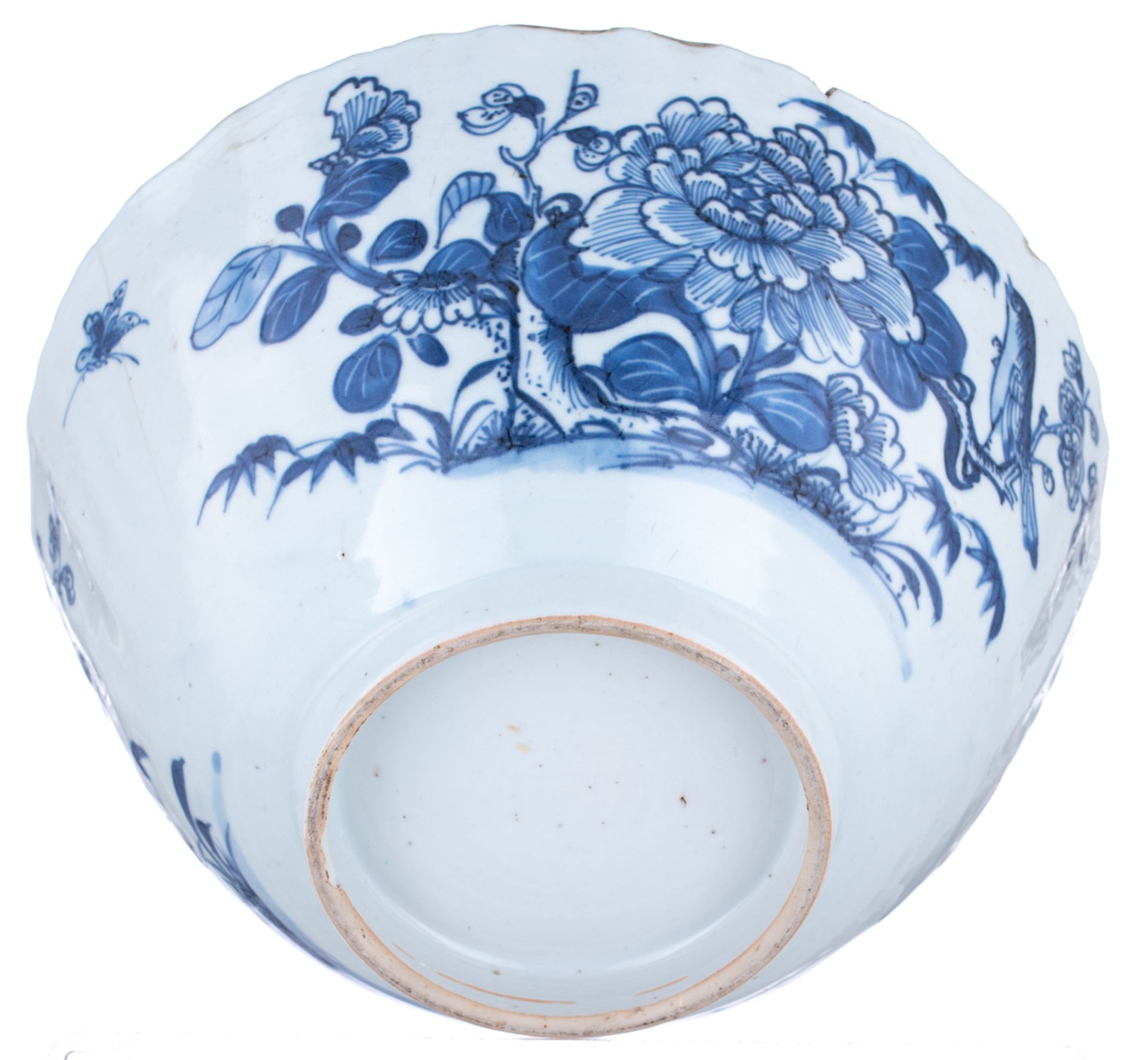 A Chinese blue and white lobed bowl, the front and reverse decorated with a bird and peony branches, - Bild 7 aus 7