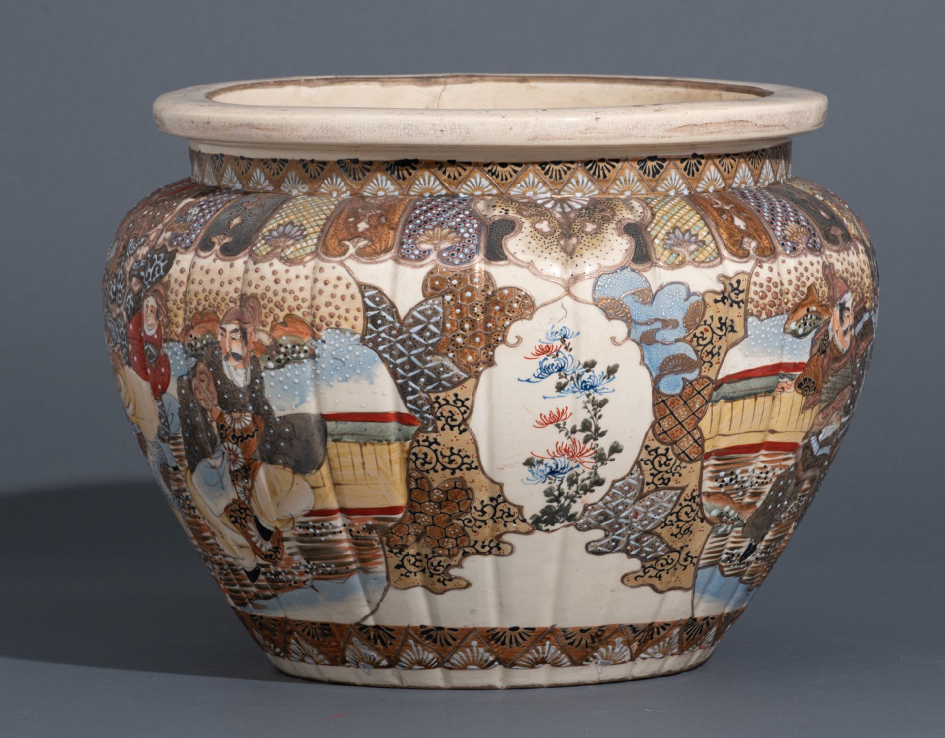 Two Japanese polychrome and gilt decorated satsuma jardinières, the body with figures and flowers, m - Bild 6 aus 15