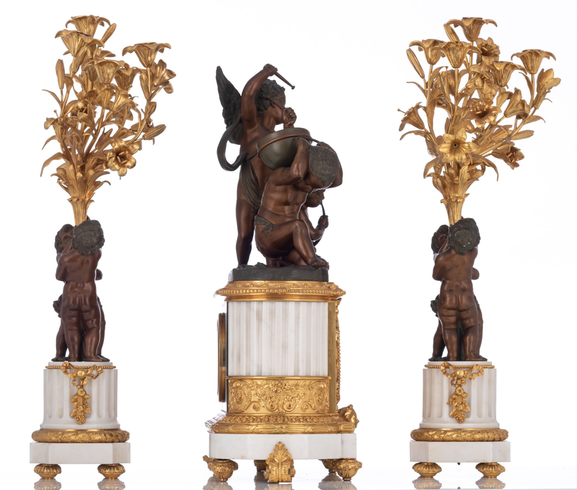 A fine Neoclassical Carrara marble and bronze three-piece mantle clock garniture, the clock decorate - Bild 4 aus 9