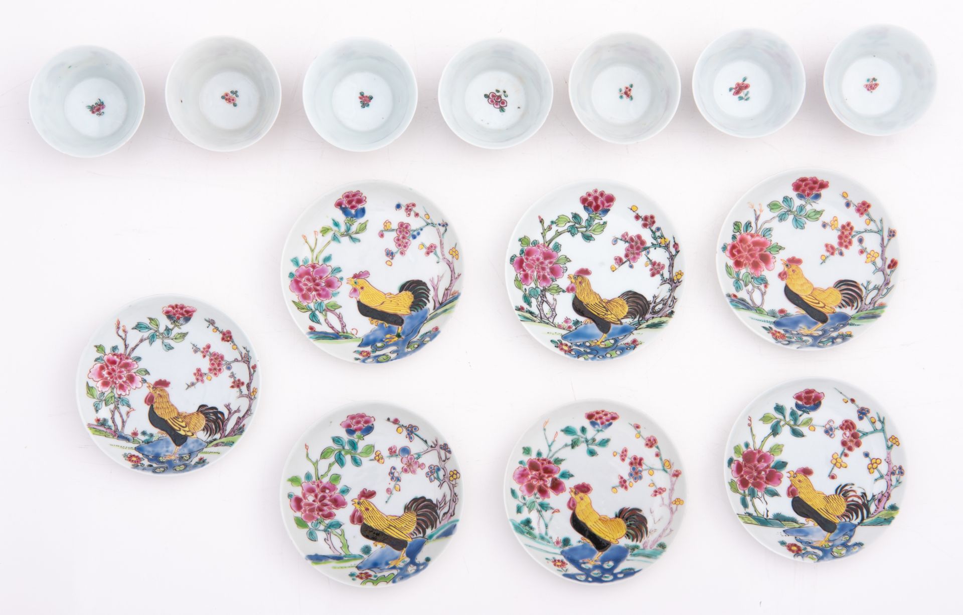 Seven famille rose cups and matching saucers, decorated with a cockerel amidst flower branches, Yong - Bild 3 aus 8