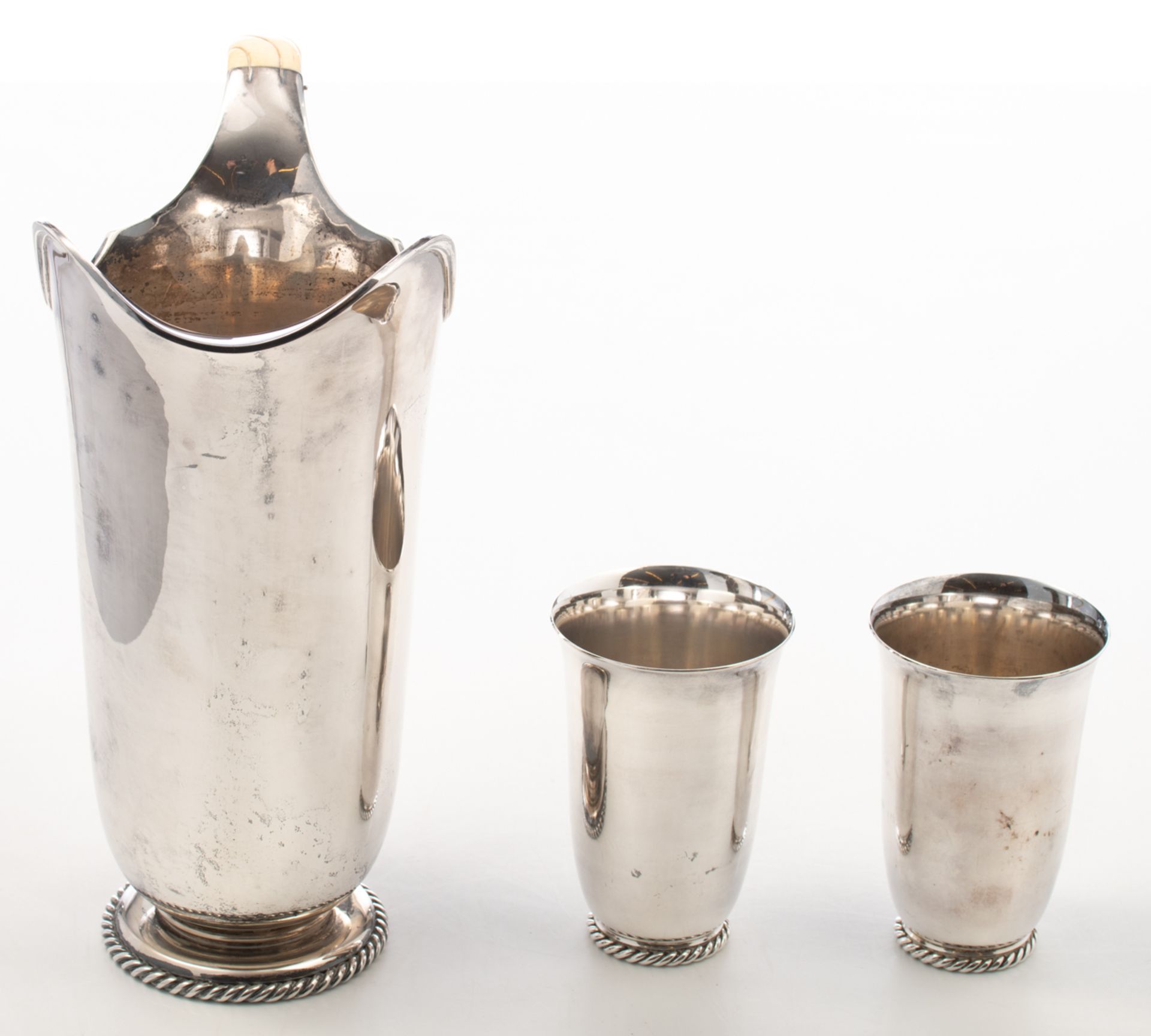 An 800/000 silver seven-piece lemonade set consisting of six goblets and an ewer with a twisted ivor - Bild 9 aus 32