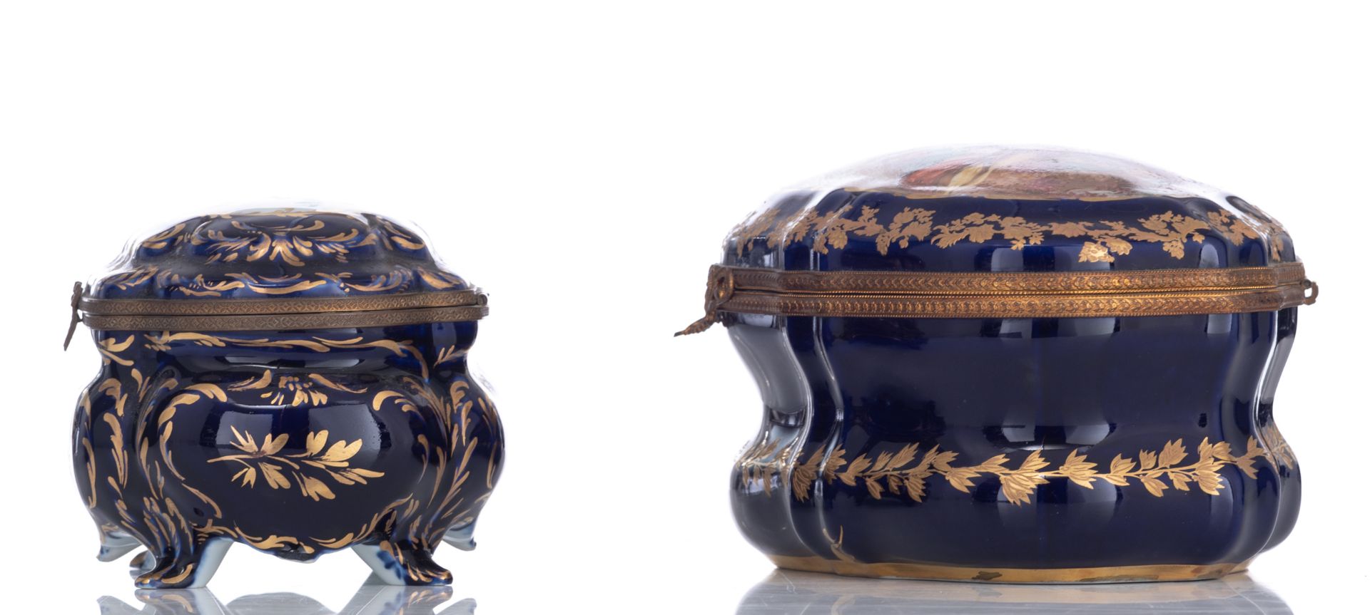 A covered bleu royale ground Sèvres box with gilt bronze mounts, the roundel polychrome decorated wi - Bild 3 aus 11