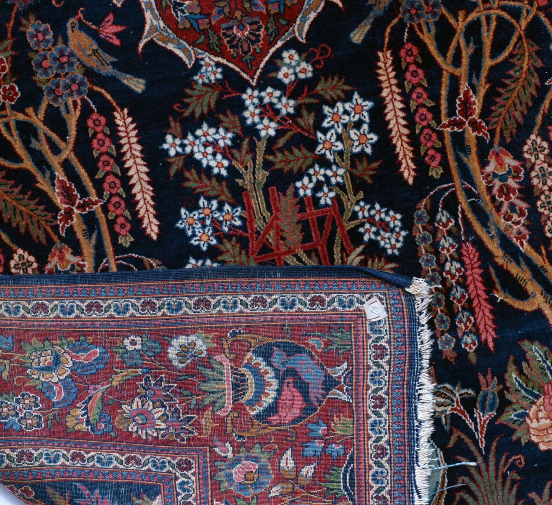 An Oriental woollen rug, decorated with a hare in a landscape and a fountain, 133 x 209 cm - Bild 3 aus 4