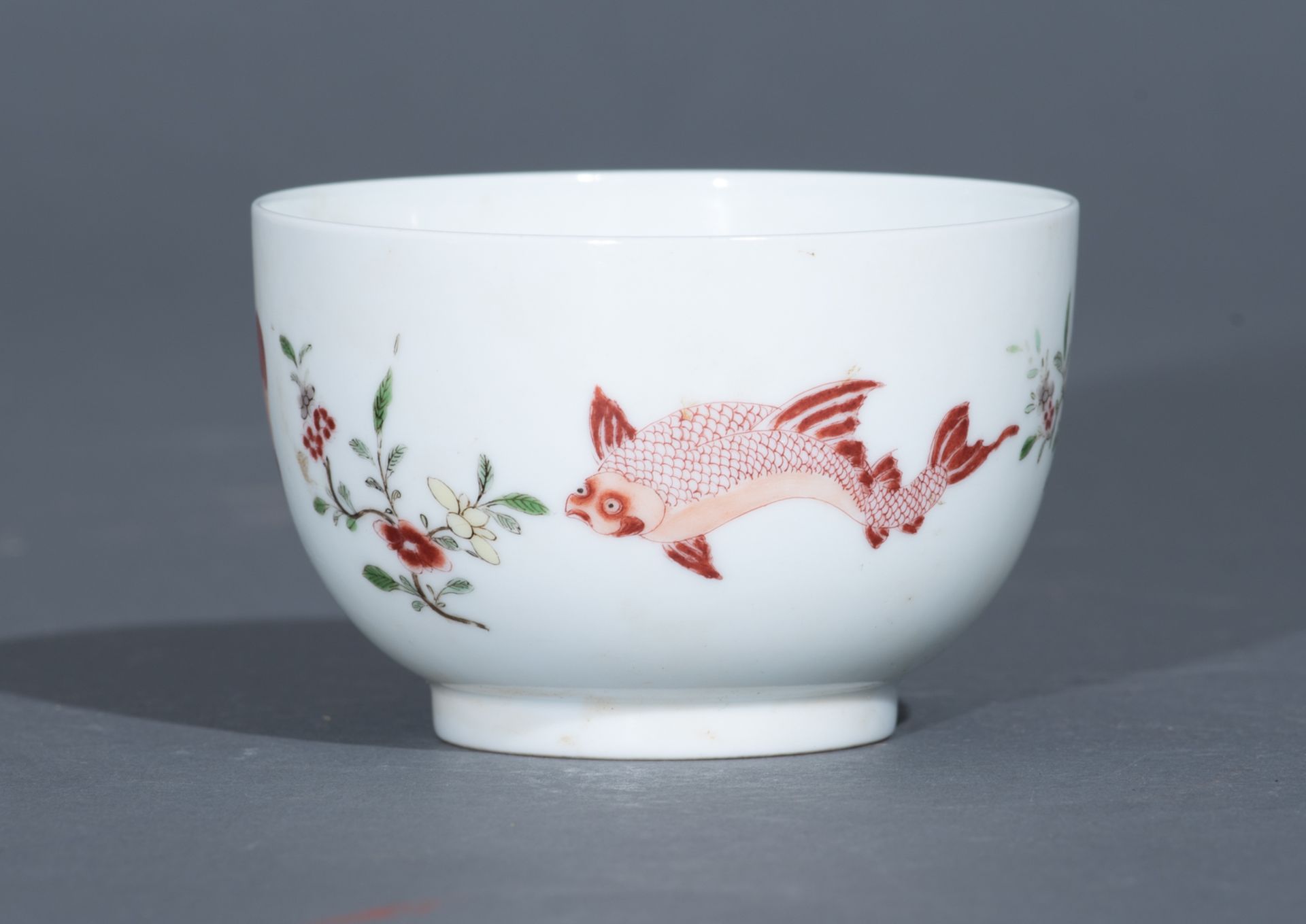 A Chinese famille verte cup, decorated with various fish interchanging with flower bundles in iron-r - Image 6 of 10