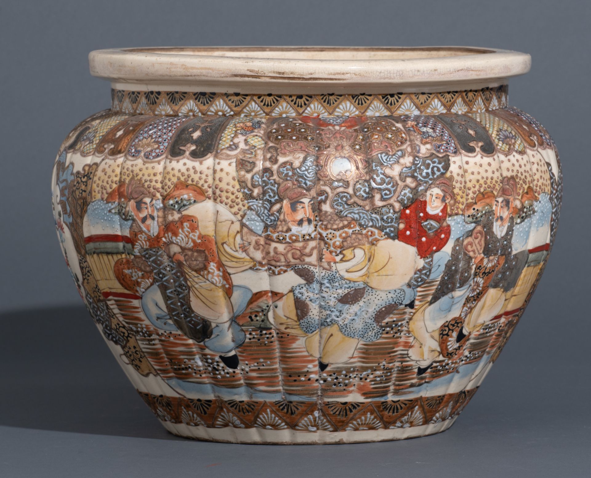 Two Japanese polychrome and gilt decorated satsuma jardinières, the body with figures and flowers, m - Bild 5 aus 15