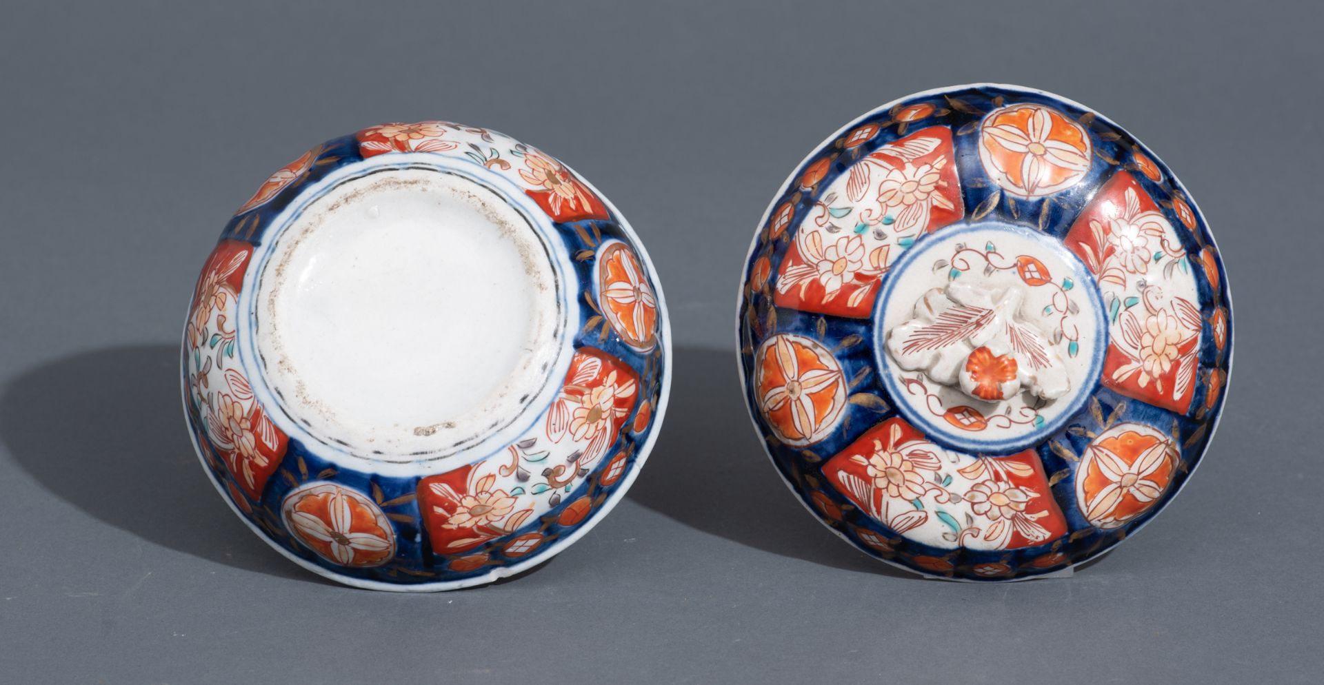 Four Japanese Imari floral decorated lobed dishes; added a ditto charger and a box and cover, 19thC, - Bild 16 aus 17