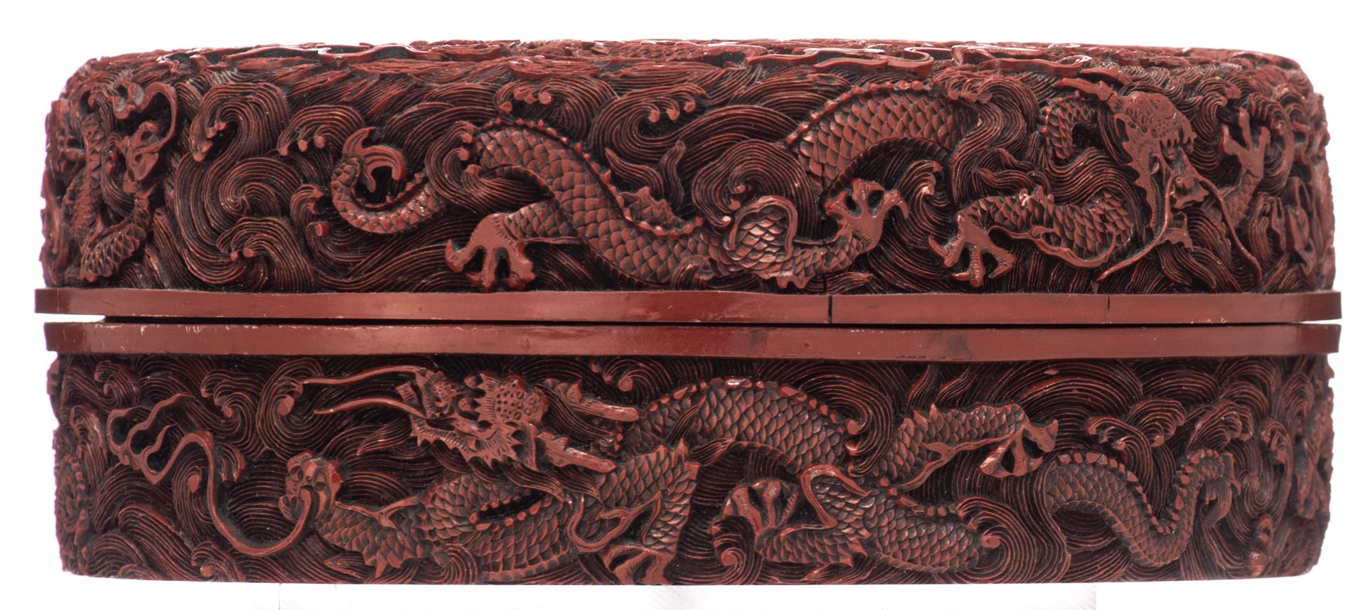 A Chinese style cinnabar red lacquer box and cover, carved with dragons in crashing waves, H 6,5 - ø - Bild 3 aus 8