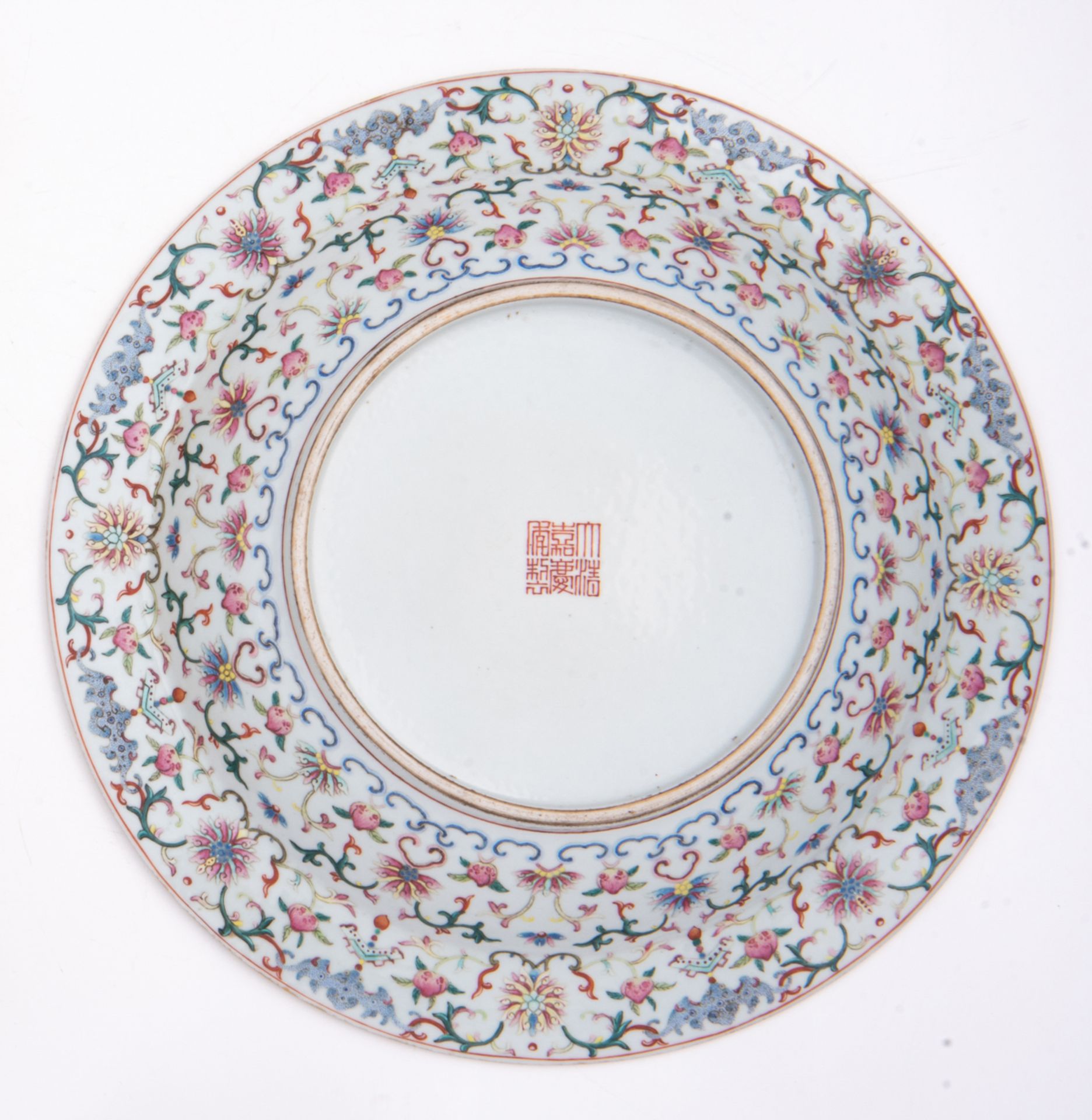 A Chinese famille rose plate, decorated with scrolling lotus, the centre with bats, fish, peaches an - Bild 2 aus 3