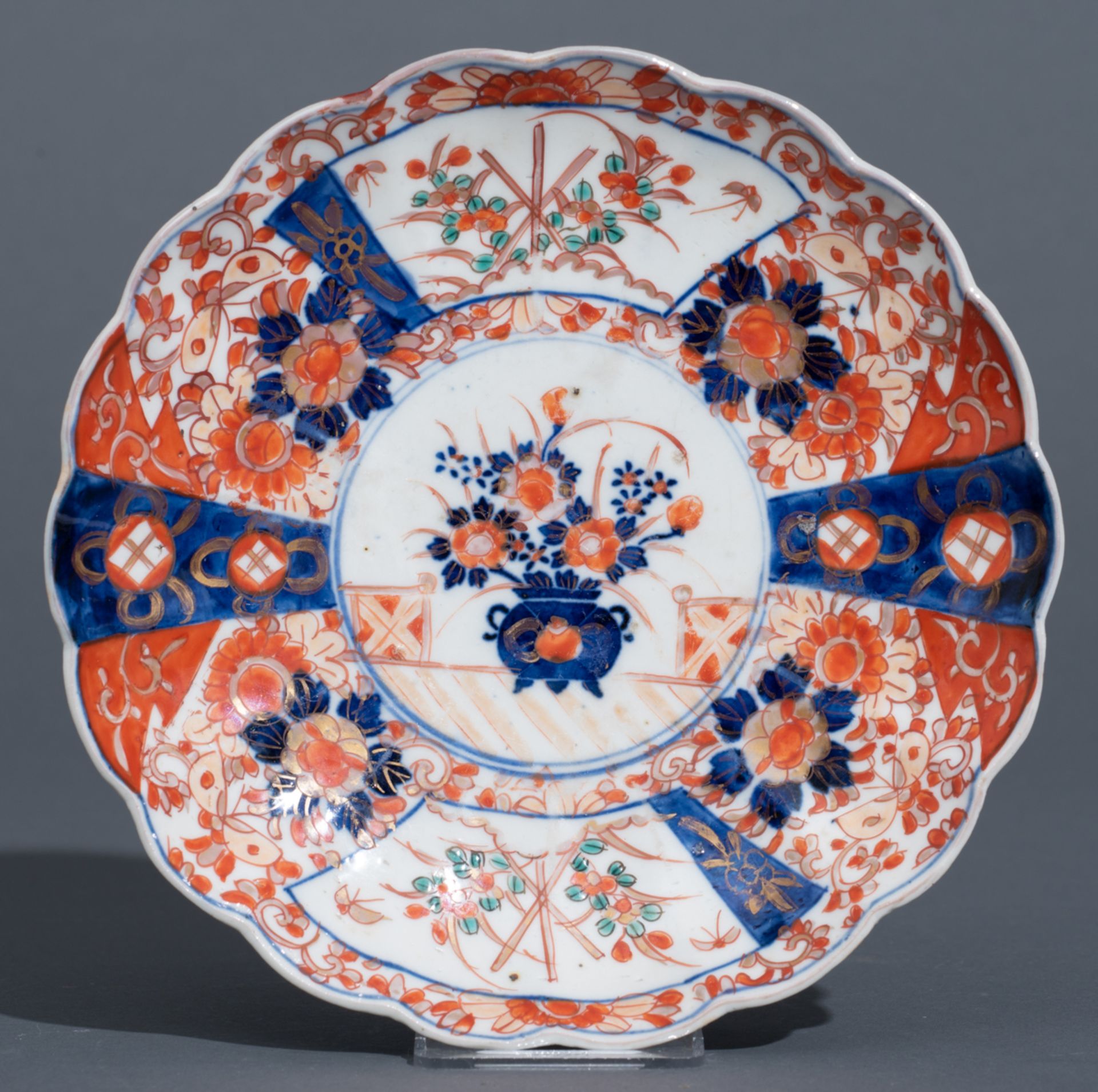 Four Japanese Imari floral decorated lobed dishes; added a ditto charger and a box and cover, 19thC, - Bild 2 aus 17