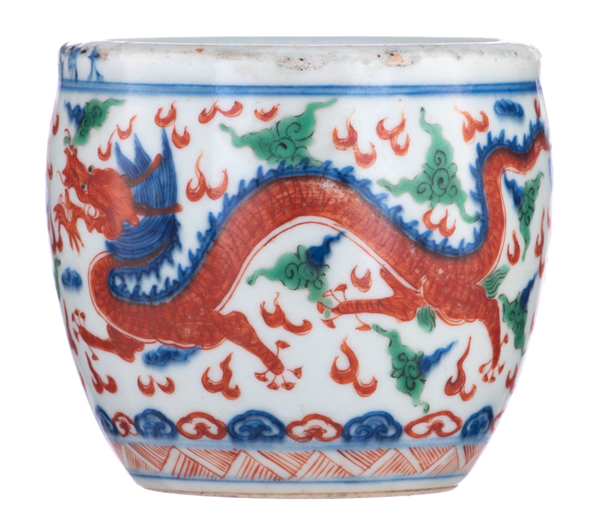 A Chinese wucai jarlet, decorated with two dragons, chasing the flaming pearl among clouds, marked, - Bild 2 aus 7