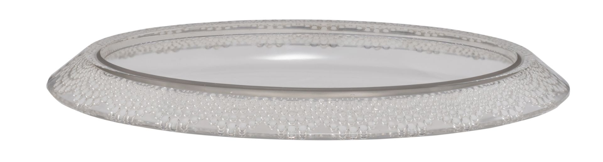 A large crystal platter by Lalique, the folded rim decorated with bubbles, 32 x 42 - H 5,5 cm - Bild 2 aus 6