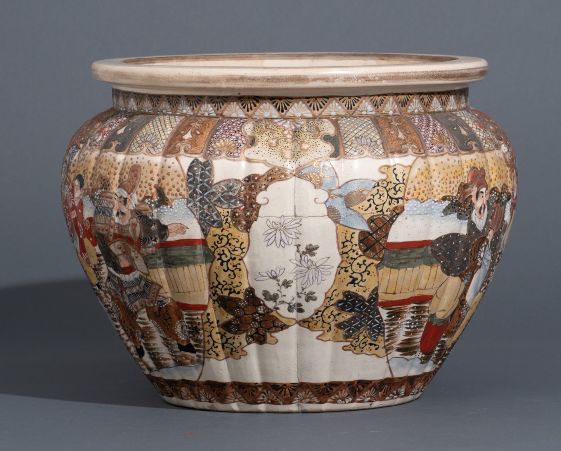 Two Japanese polychrome and gilt decorated satsuma jardinières, the body with figures and flowers, m - Bild 11 aus 15