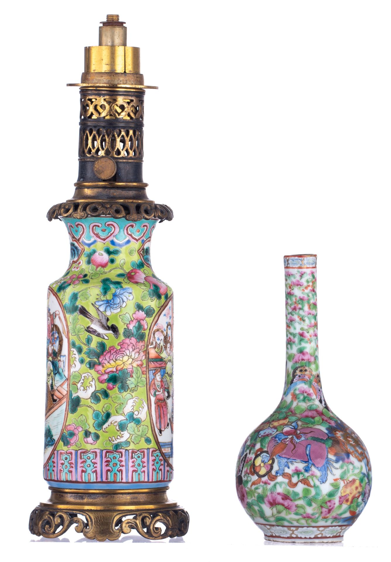 A small Chinese famille rose and gilt bottle vase, decorated with flowers and butterflies; added a d - Bild 4 aus 6