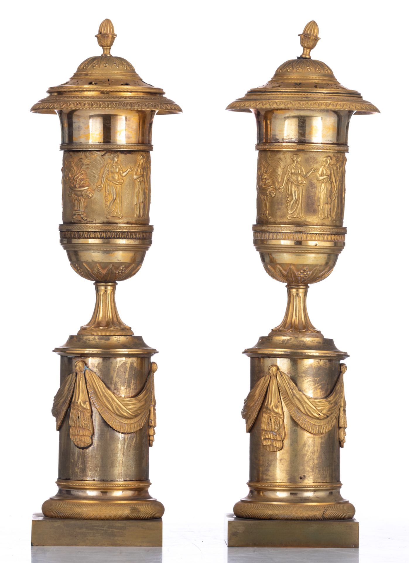 A fine pair of French Restauration ormolu bronze potpourris, decorated with a basso-relievo frieze d - Bild 2 aus 6