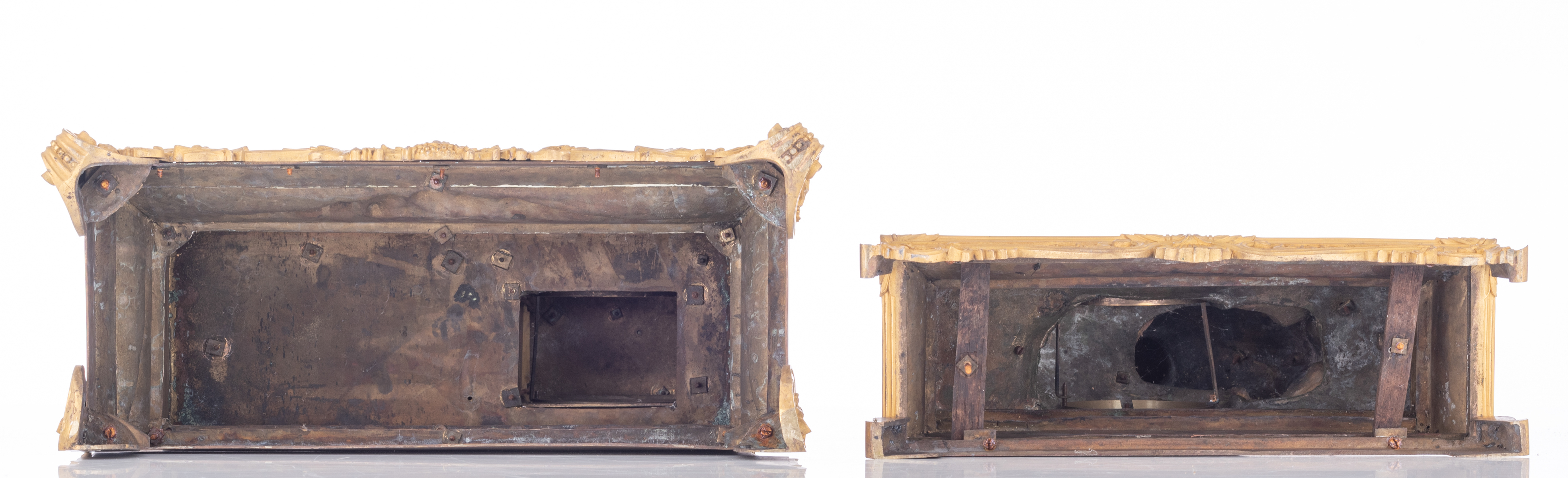 Two gilt bronze French Restauration period mantle clocks, with sitting beauties on top, both with mi - Image 5 of 5