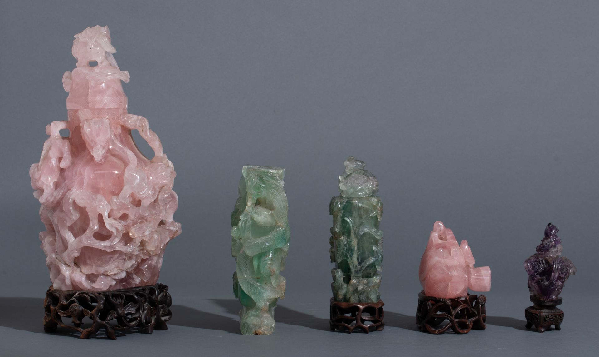 Five Chinese pink quartz, green quartz and purple quartz carved groups, depicting various display it - Bild 5 aus 6