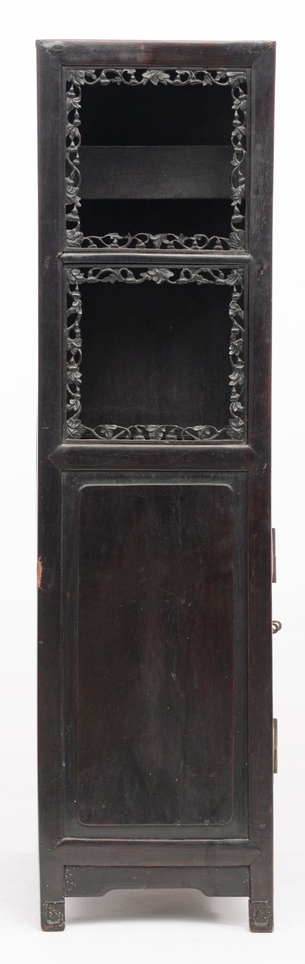 A Chinese exotic hardwood display cabinet, with richly carved open work bands and brass mounts, deco - Bild 6 aus 8